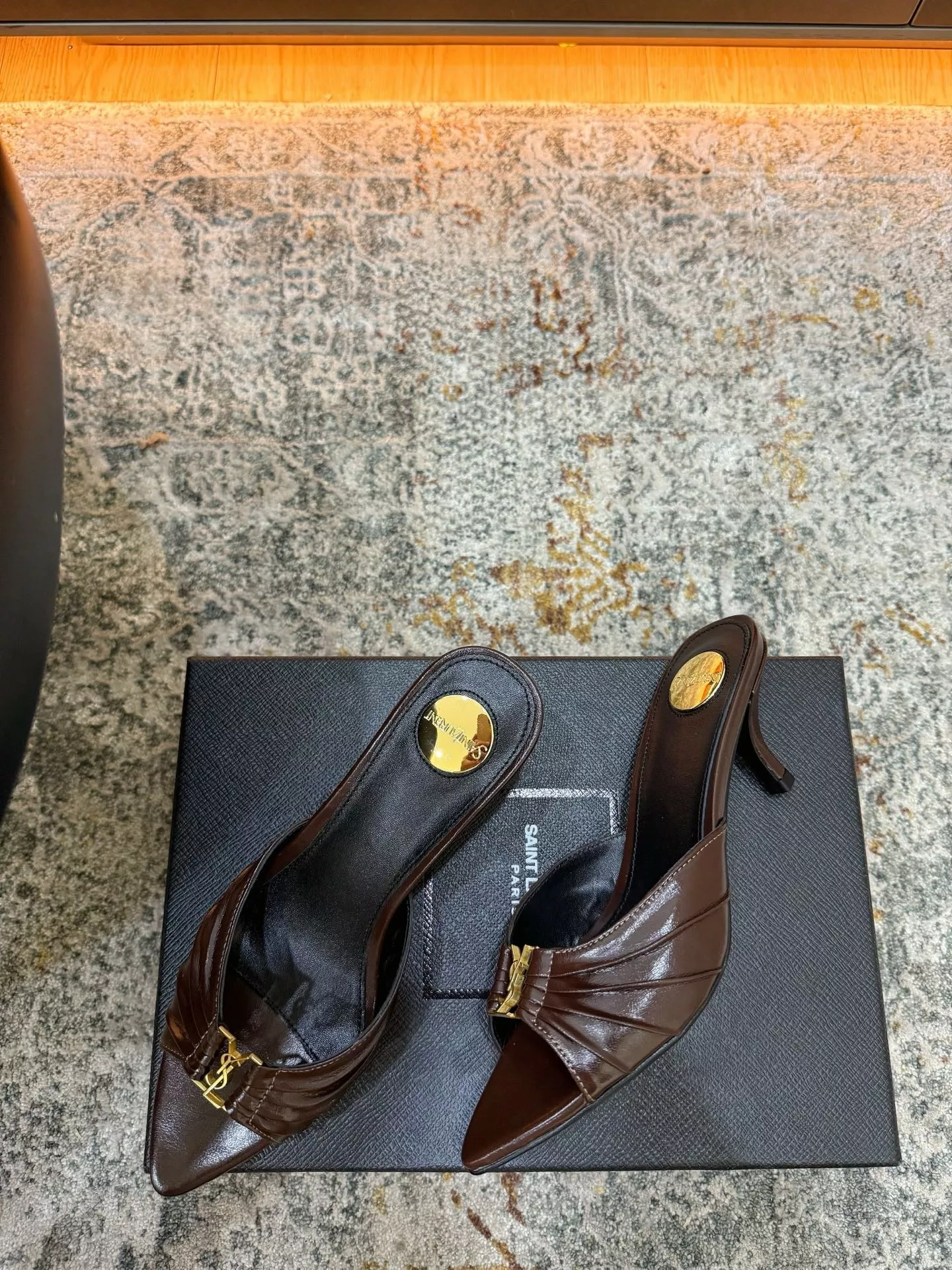 입생로랑 포인트토 YSL 장식 가죽 토오픈 뮬 상세 이미지 3