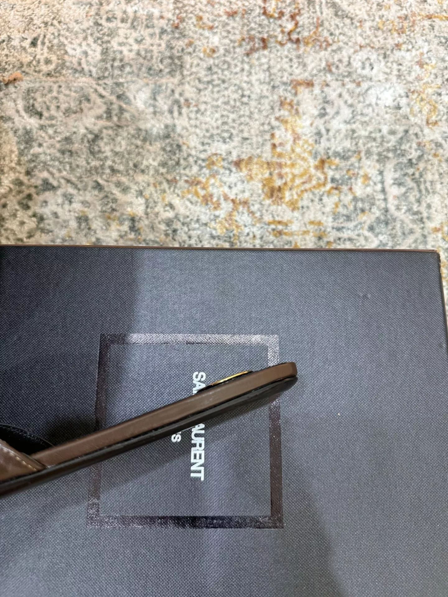 입생로랑 플리츠 양가죽 로고 장식 토오픈 뮬 상세 이미지 8