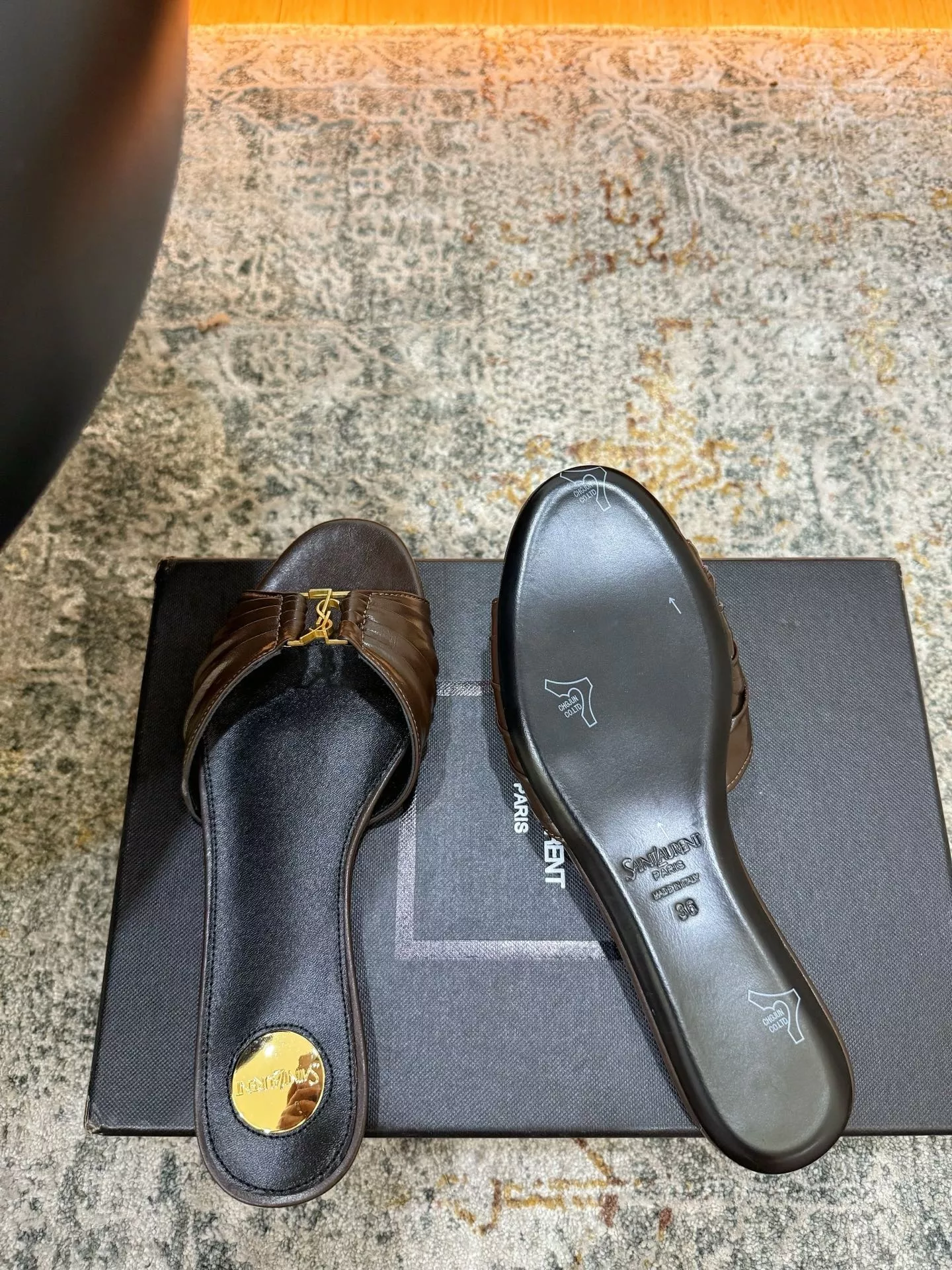 입생로랑 플리츠 양가죽 로고 장식 토오픈 뮬 상세 이미지 5