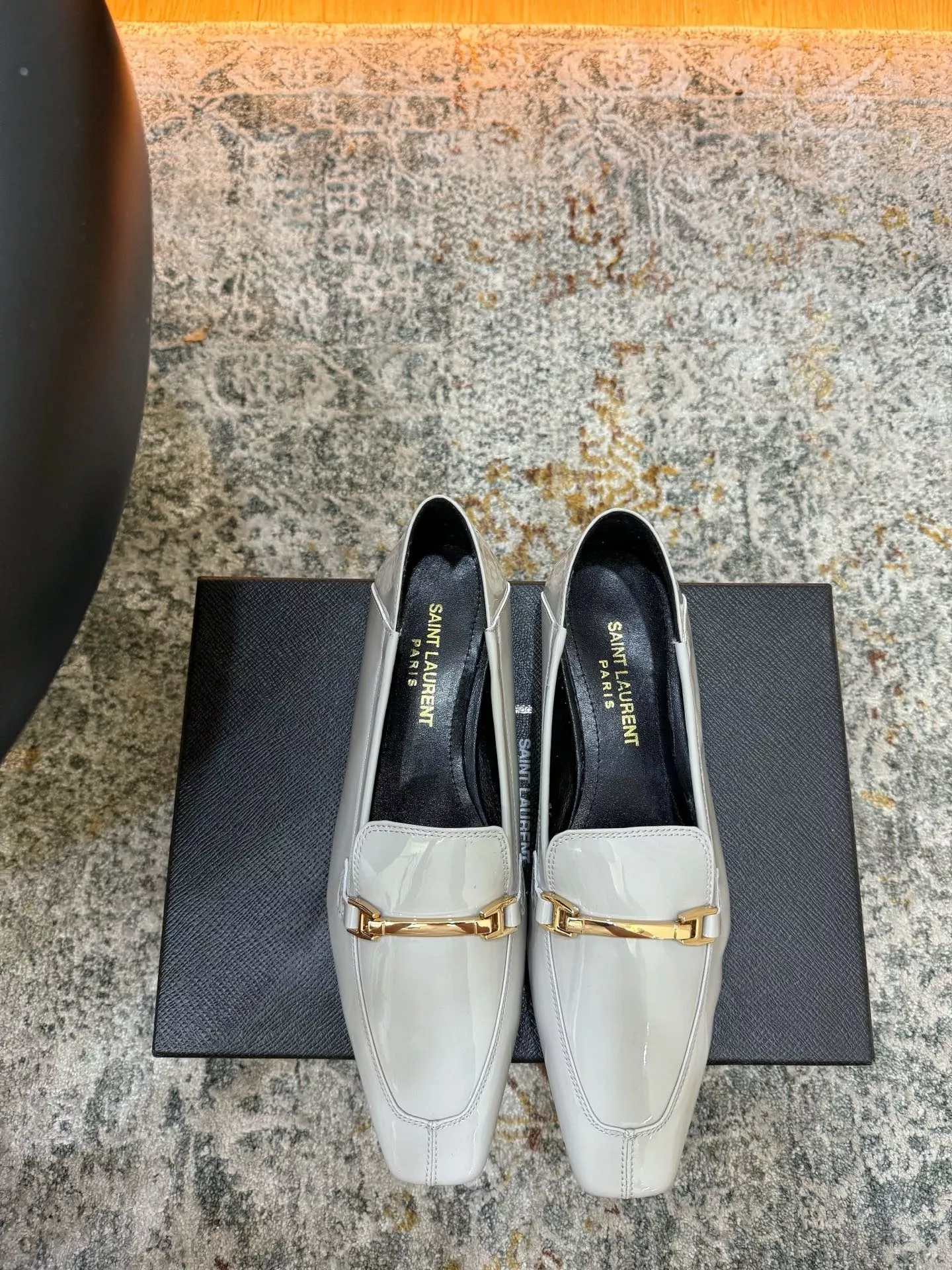 입생로랑 페이턴트 가죽 메탈 장식 슬립온 로퍼 상세 이미지 1