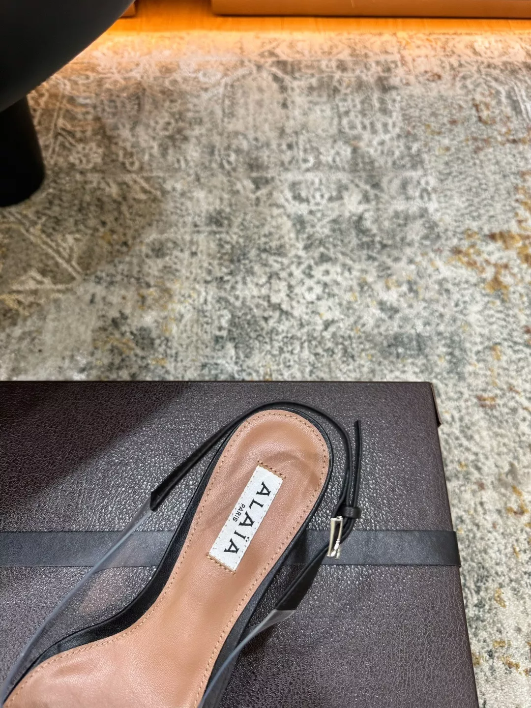 알라이아 메시 패널 포인티드토 레더 슬링백 펌프스 상세 이미지 8