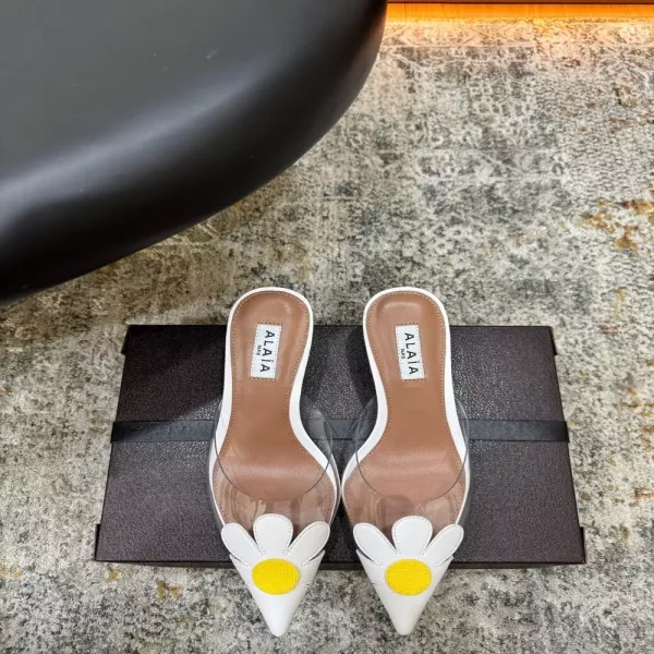 알라이아 데이지 포인트 PVC 레더 펌프스 뮬