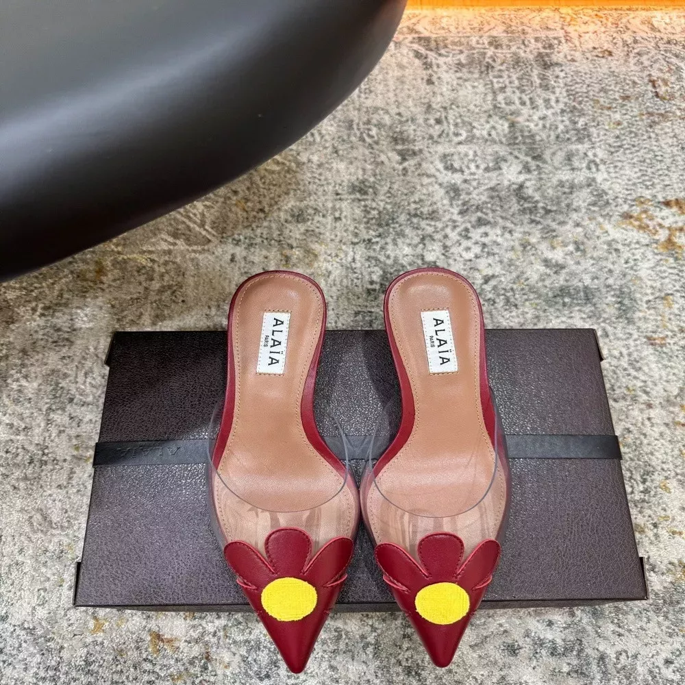 알라이아 플라워 포인트 투명 레더 펌프스 뮬