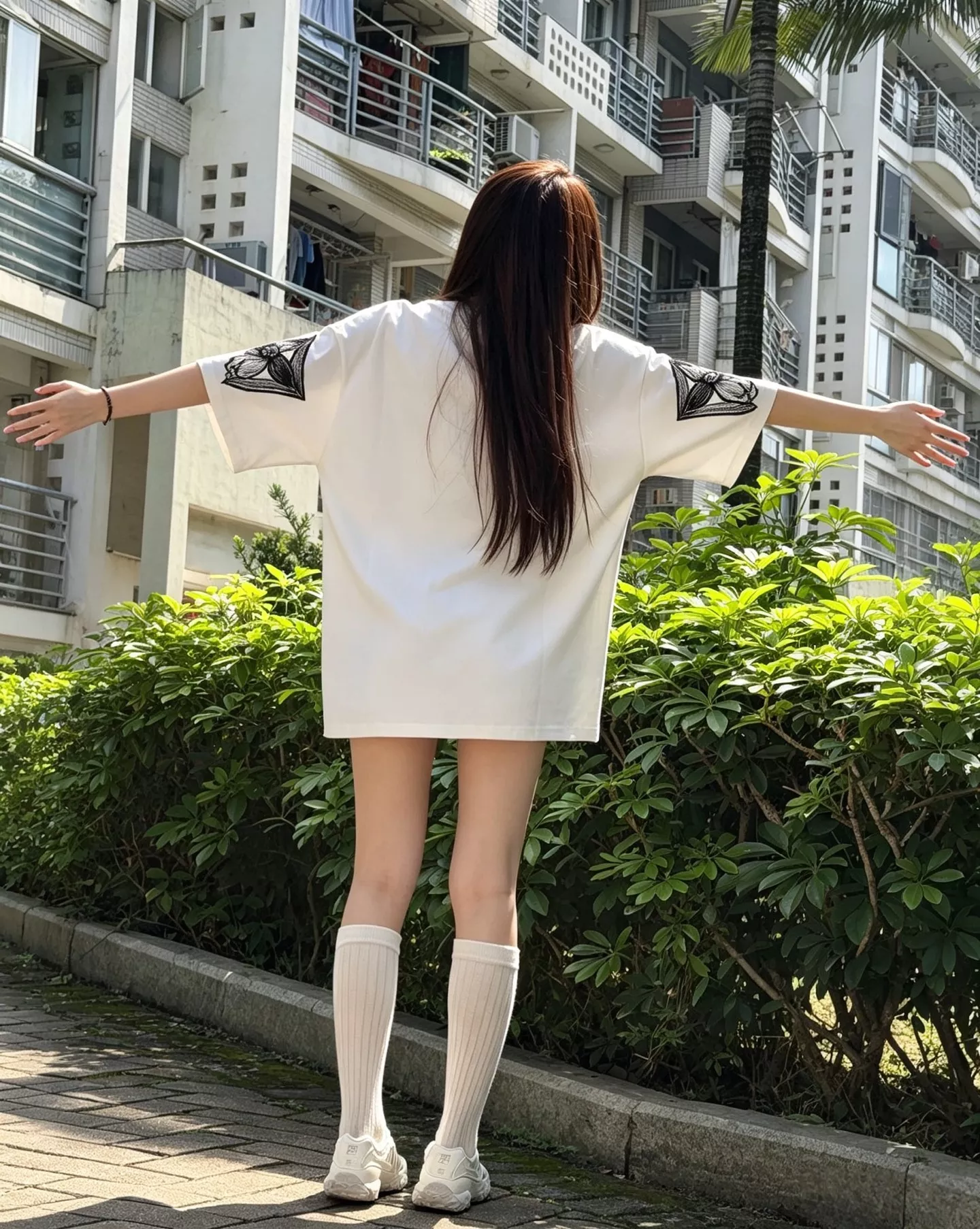 루이비통 클래식 레터 자수 플라워 반소매 티셔츠 상세 이미지 19