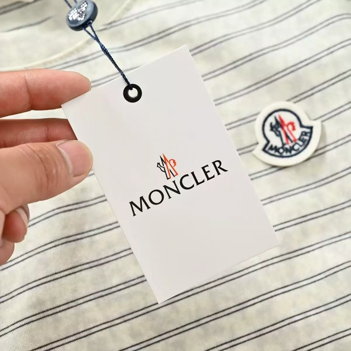 몽클레어 스트라이프 자수 로고 코튼 크루넥 반소매 티셔츠 상세 이미지 18