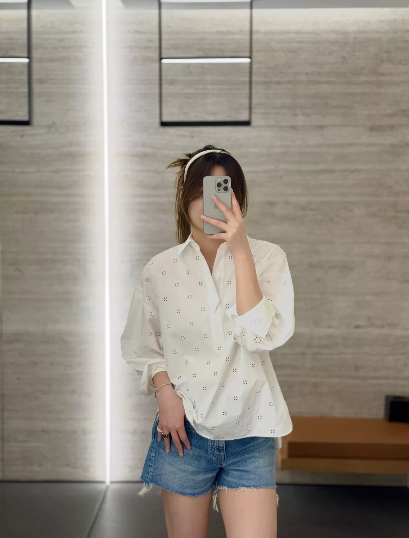 셀린느 플라워 펀칭 자수 코튼 루즈핏 셔츠 상세 이미지 33