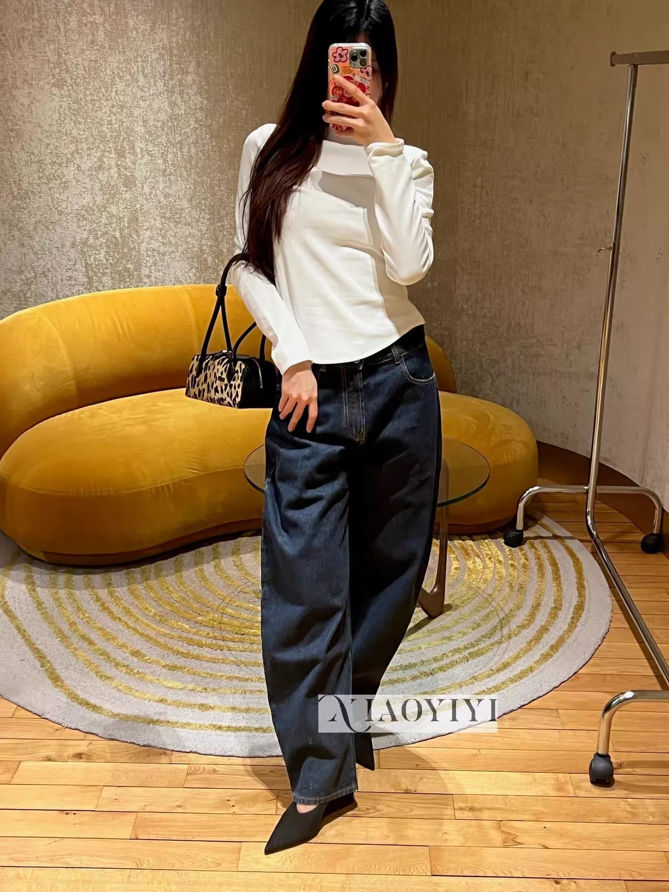 알라이아 보트넥 로고 자수 코튼 긴소매 티셔츠 상세 이미지 13