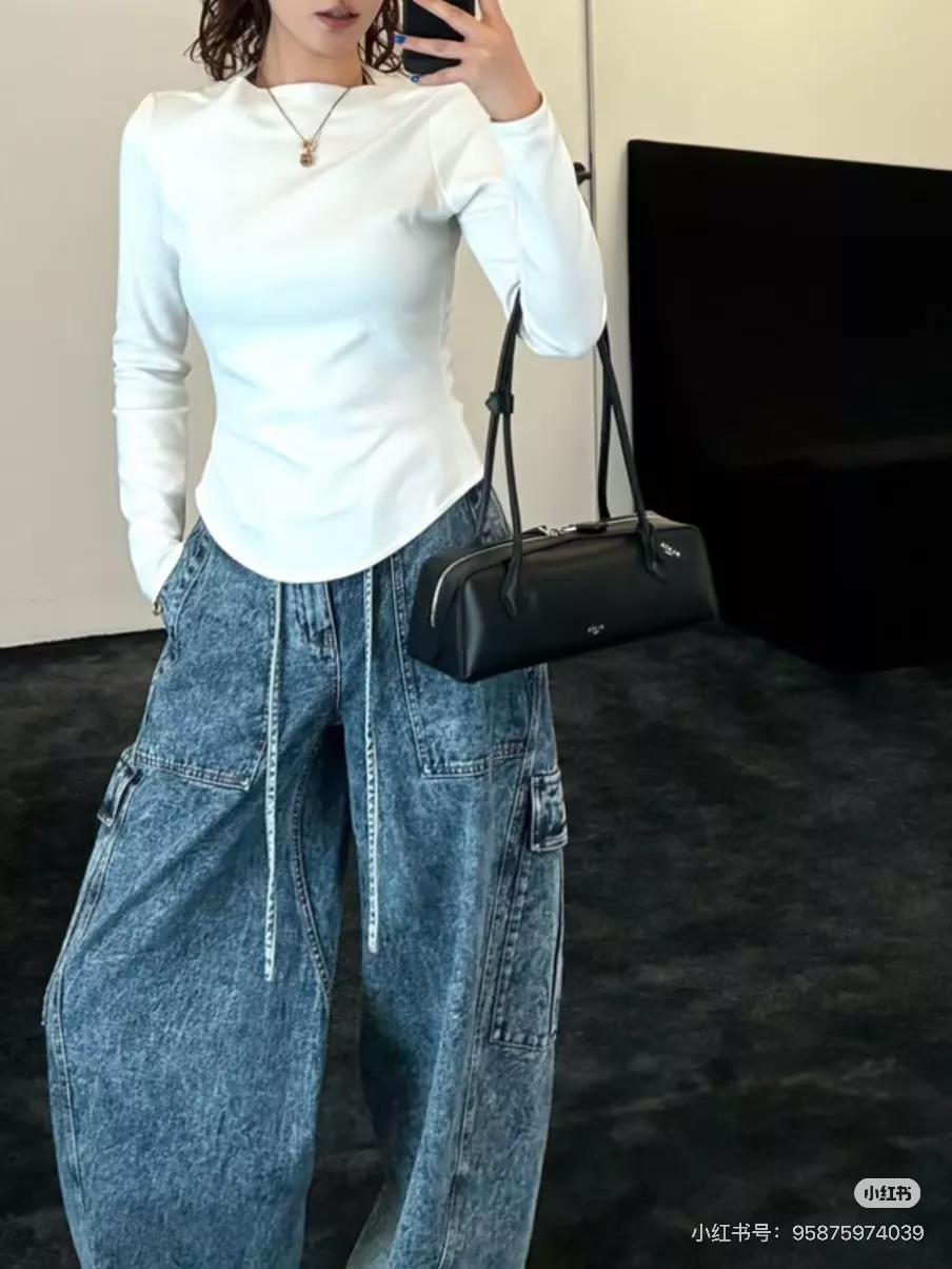 알라이아 보트넥 로고 자수 코튼 긴소매 티셔츠 상세 이미지 22