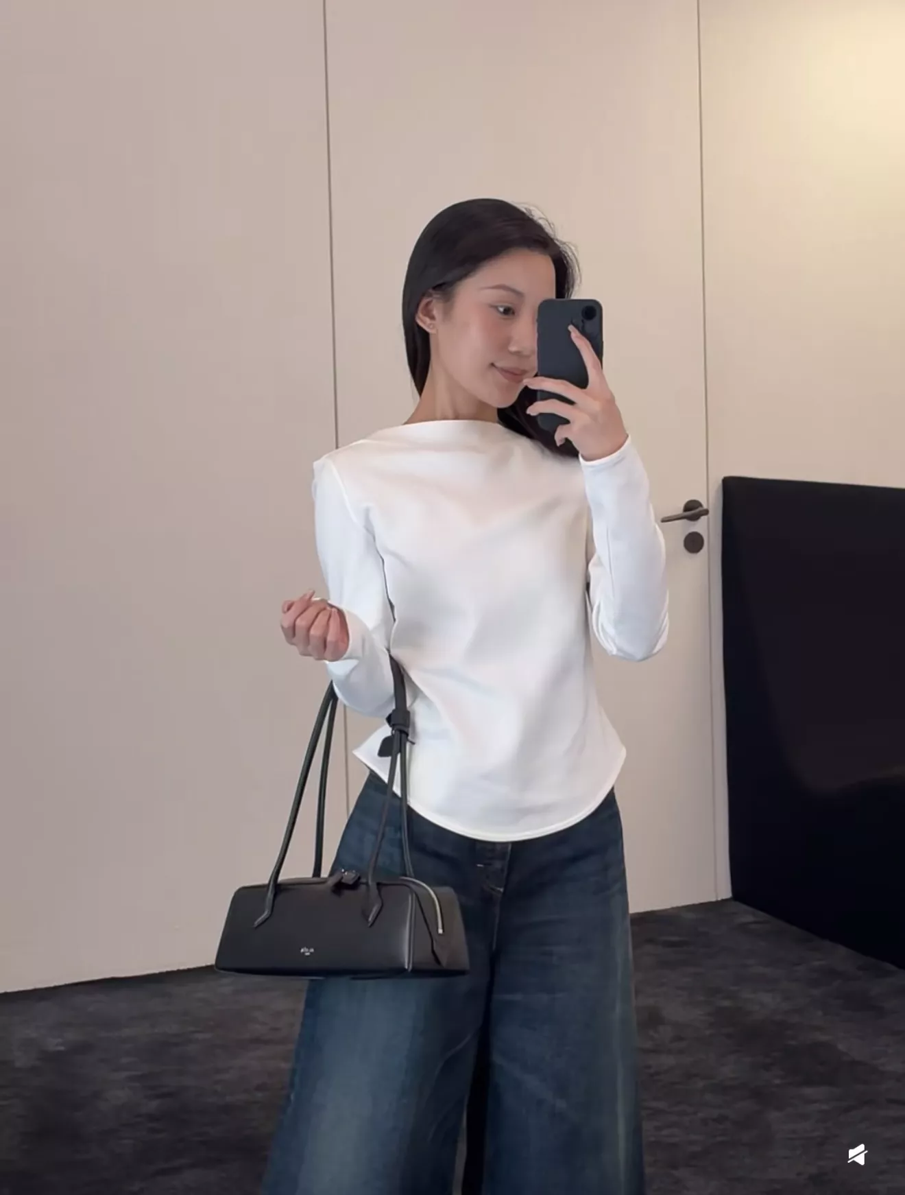 알라이아 보트넥 로고 자수 코튼 긴소매 티셔츠 상세 이미지 12