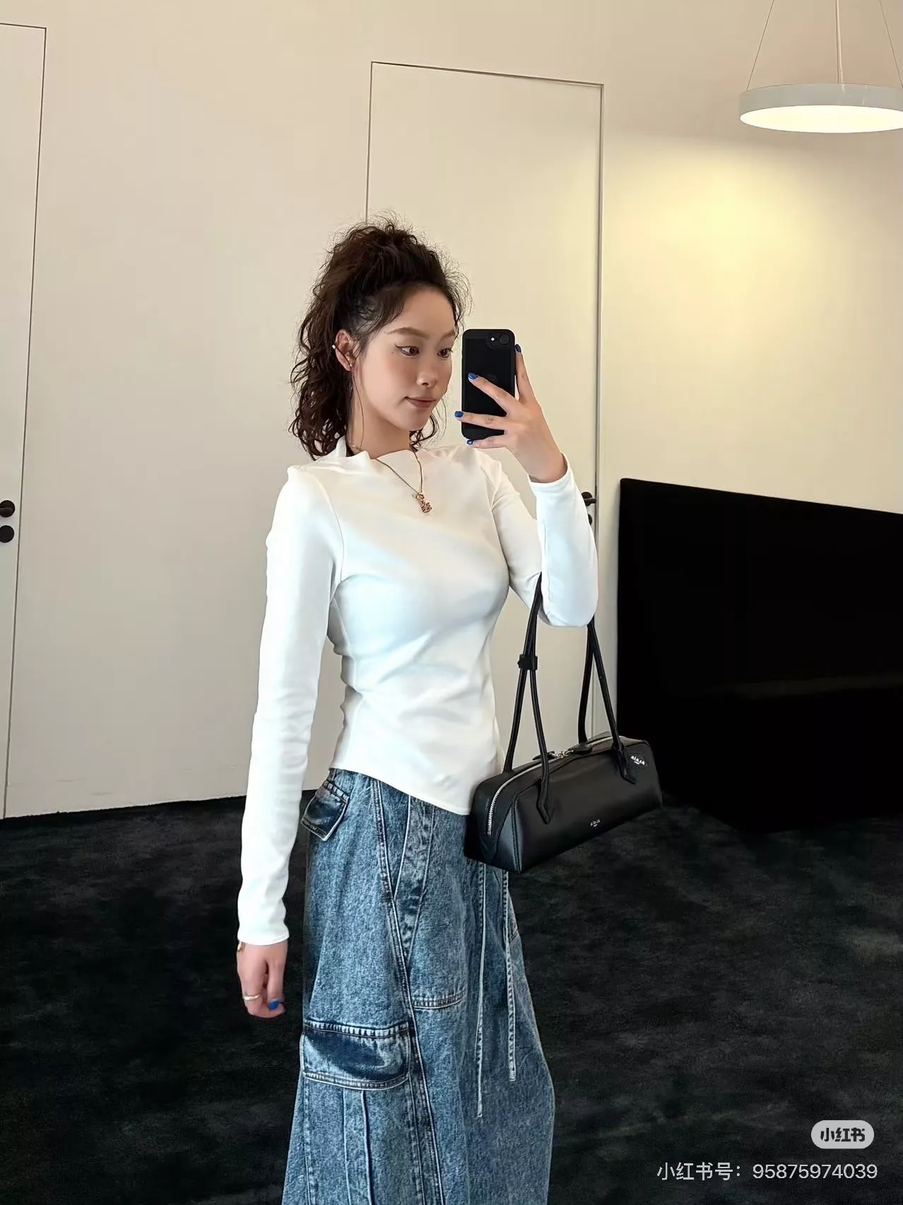 알라이아 보트넥 로고 자수 코튼 긴소매 티셔츠 상세 이미지 20