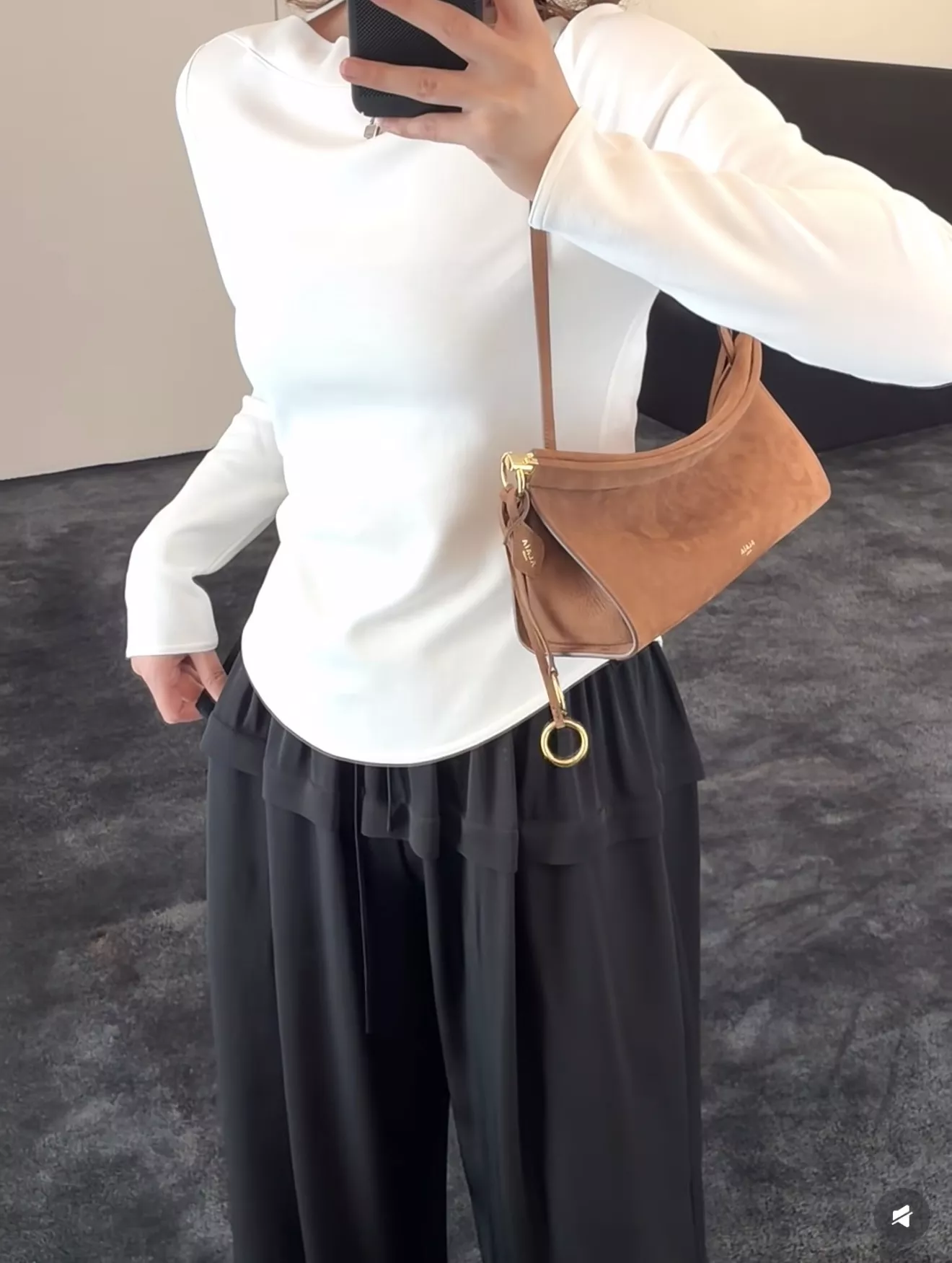 알라이아 보트넥 로고 자수 코튼 긴소매 티셔츠 상세 이미지 25