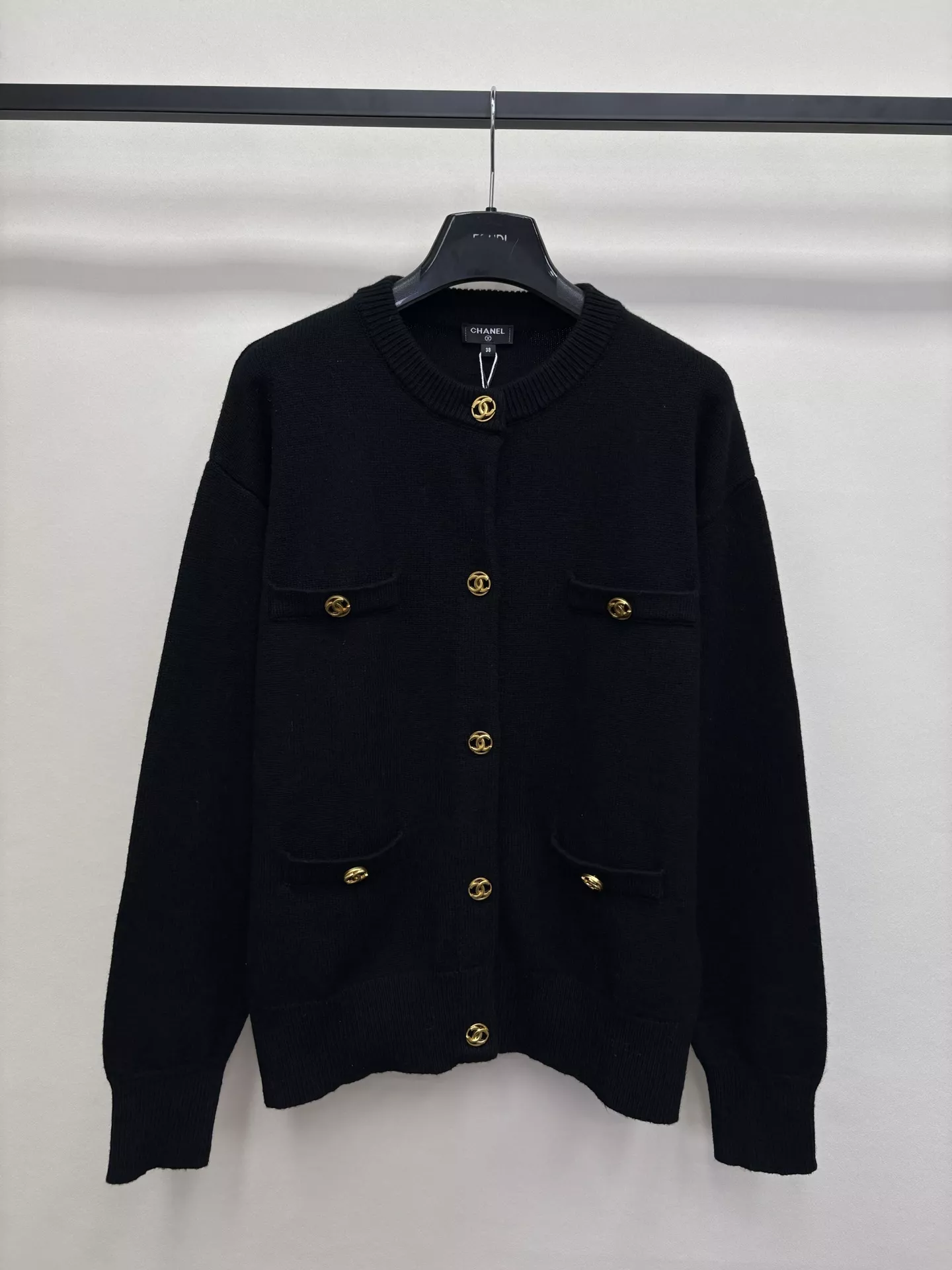 샤넬 26B 페이크 포켓 장식 니트 라운드넥 가디건 상세 이미지 12