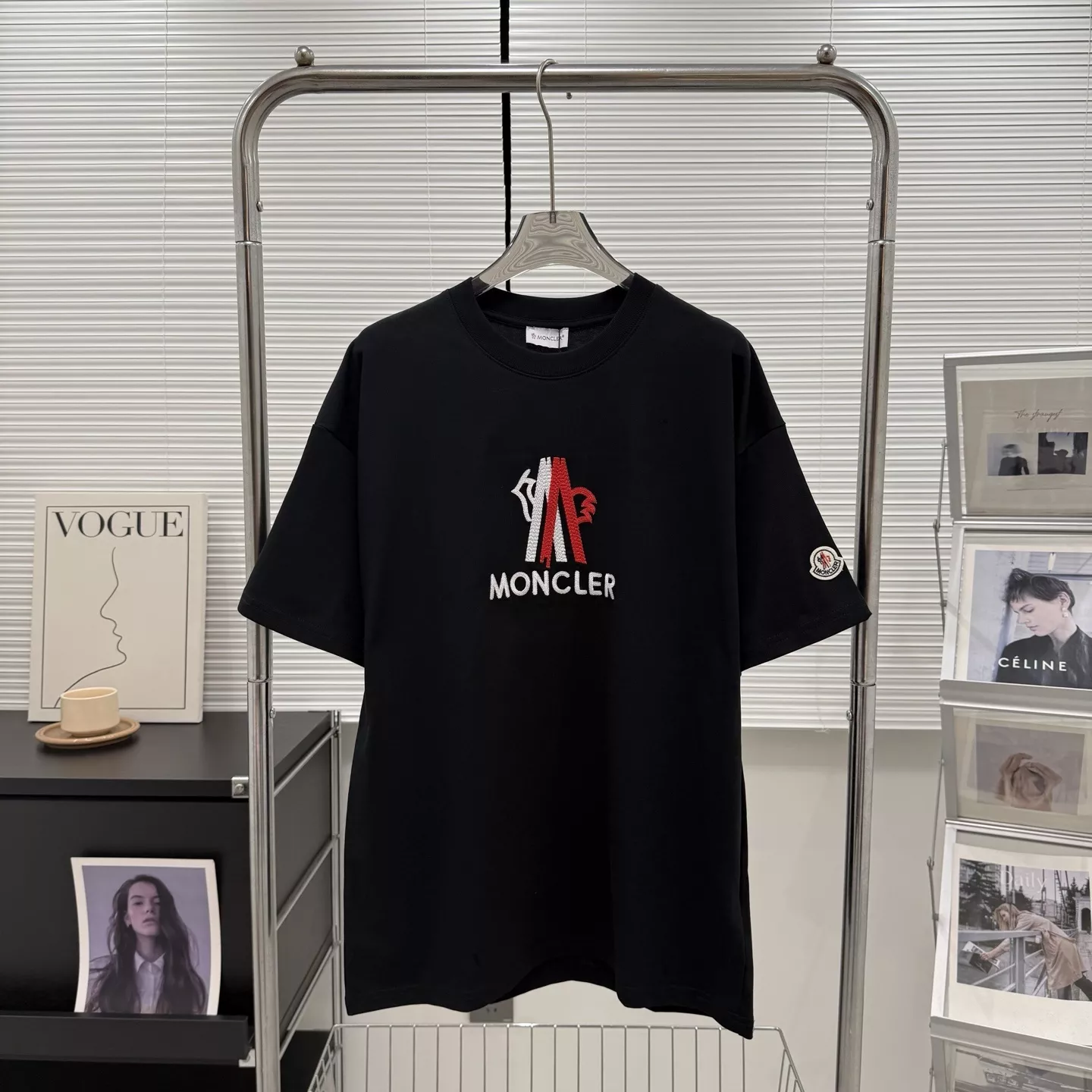 몽클레어 로고 패치 자수 오버핏 반소매 티셔츠 상세 이미지 3