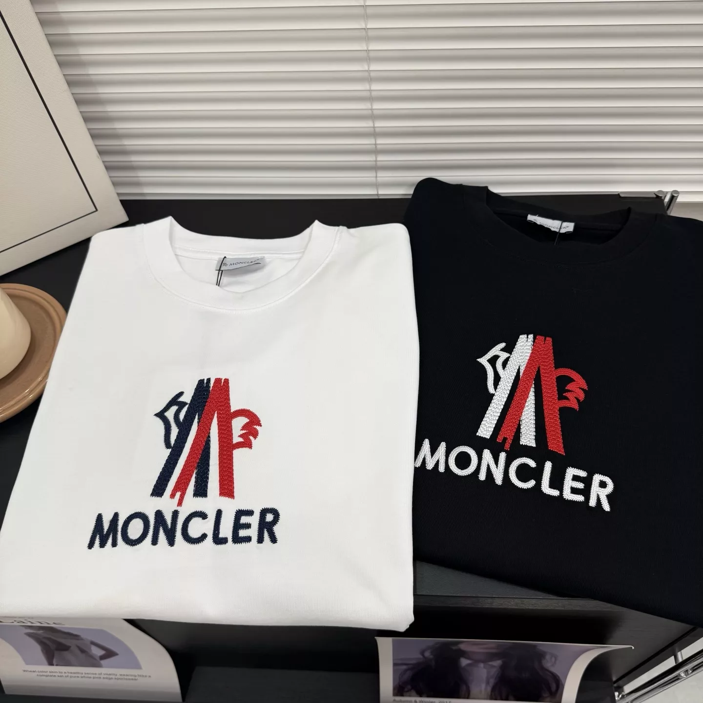몽클레어 로고 패치 자수 오버핏 반소매 티셔츠 상세 이미지 4