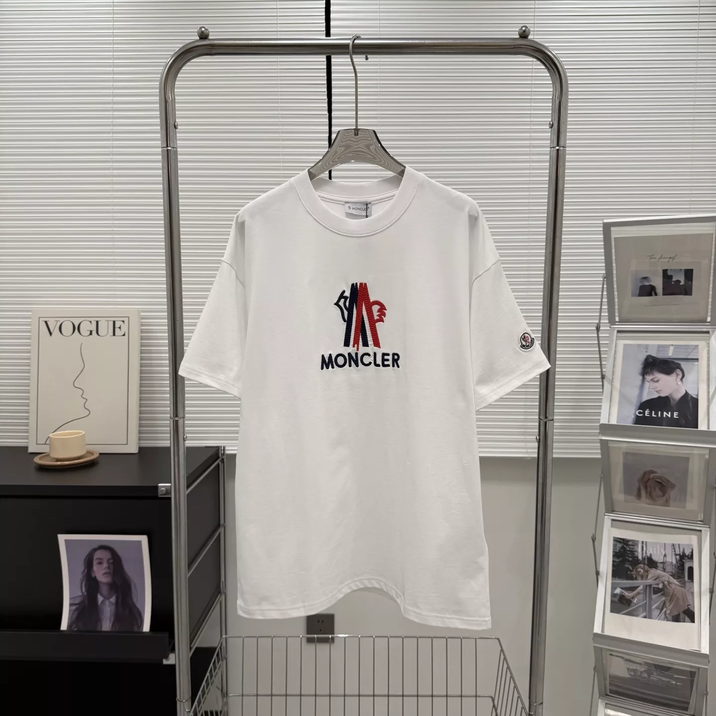 몽클레어 로고 패치 자수 오버핏 반소매 티셔츠 상세 이미지 2