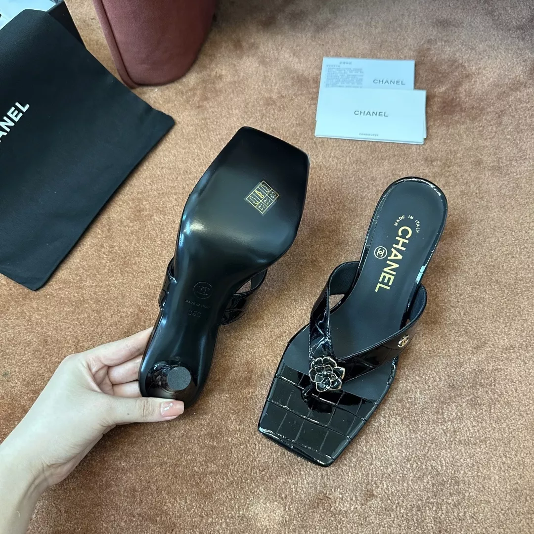 샤넬 까멜리아 장식 페이턴트 레더 힐 샌들 상세 이미지 8
