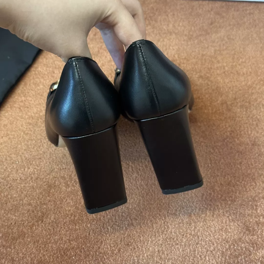 샤넬 더블 C 메탈 로고 레더 펌프스 상세 이미지 8