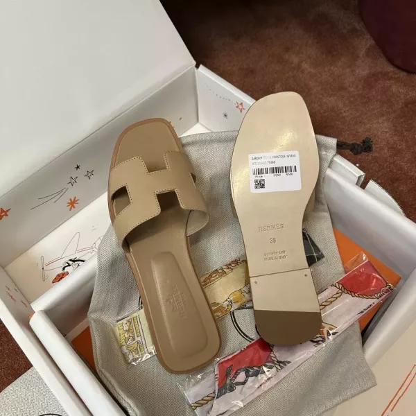 에르메스 오란 에나멜 H 컷아웃 슬리퍼