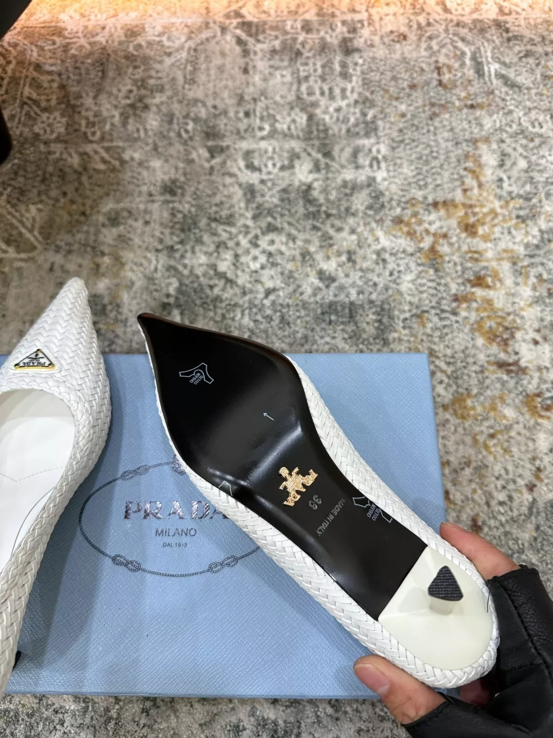 프라다 우븐 양가죽 안감 포인티드토 펌프스 상세 이미지 6