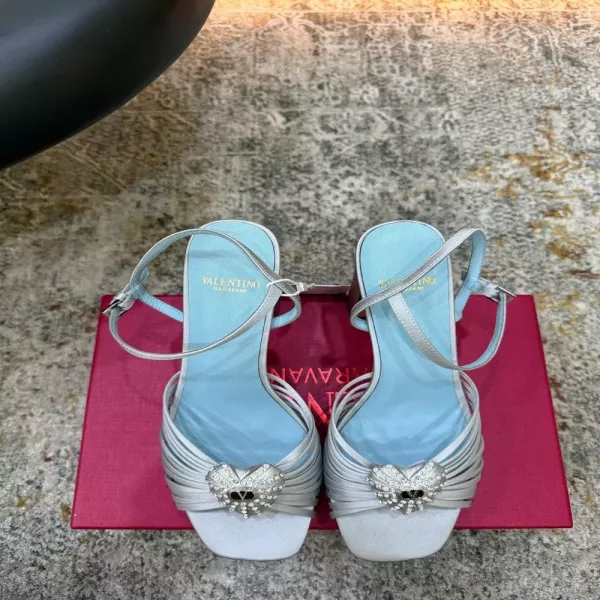 발렌티노 새틴 스트랩 장식 힐 샌들