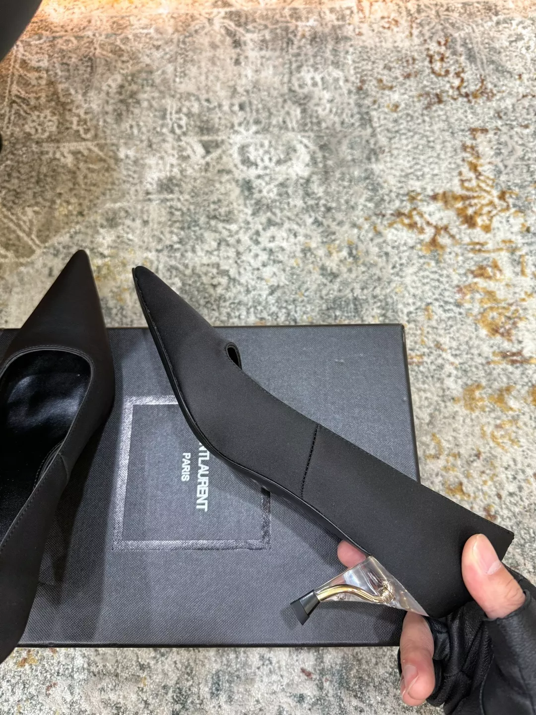 입생로랑 실크 포인티드토 양가죽 안감 펌프스 상세 이미지 5