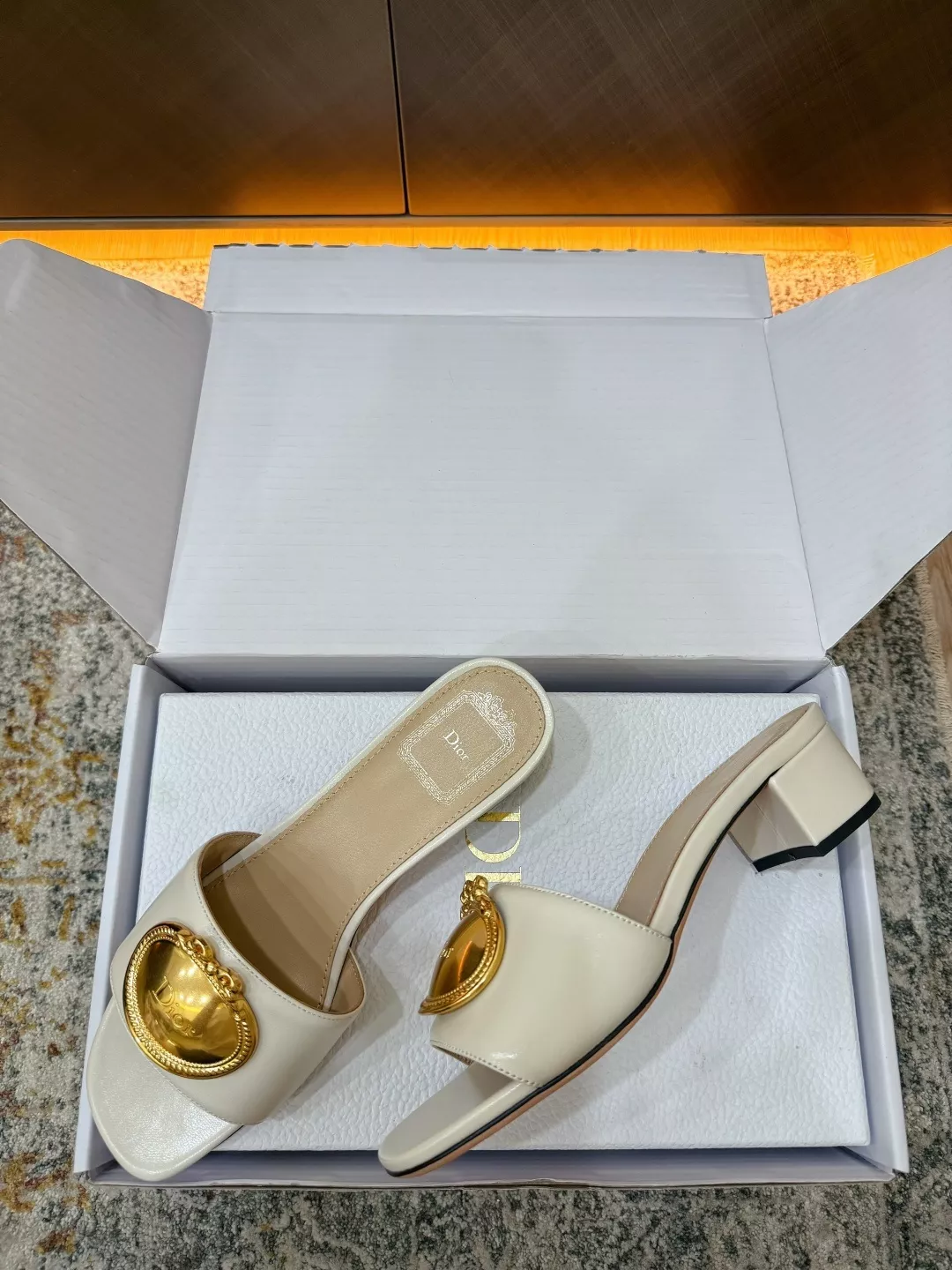 디올 메달 장식 오픈토 가죽 슬리퍼 상세 이미지 3