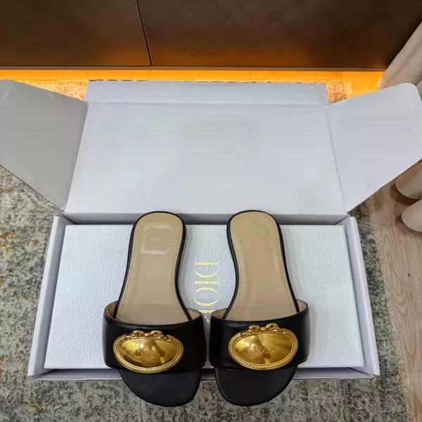 디올 메탈 오벌 장식 레더 슬리퍼