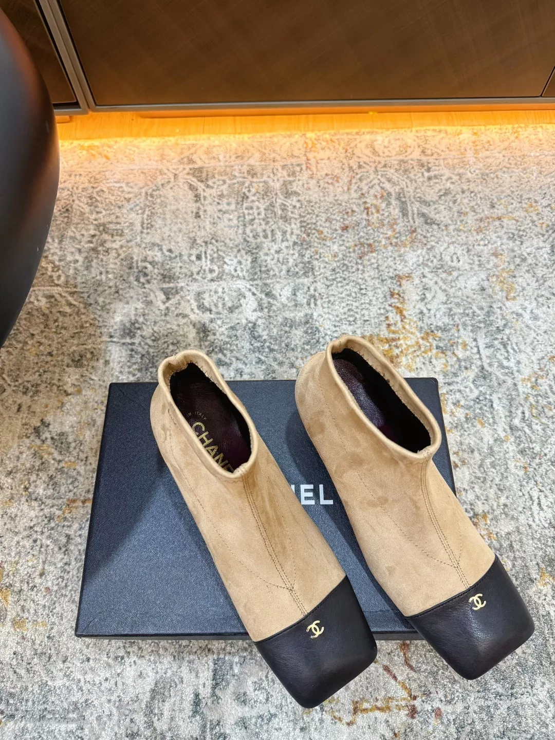 샤넬 스웨이드 배색 울 안감 앵클 부츠 상세 이미지 9