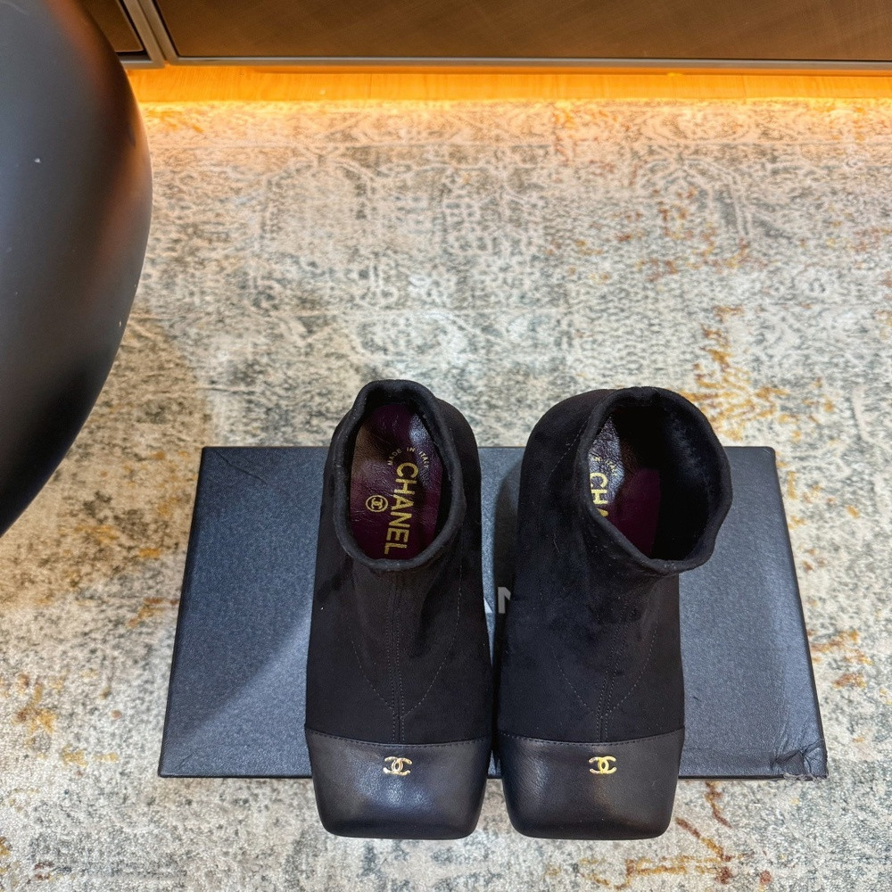 샤넬 스웨이드 배색 스퀘어토 앵클 부츠