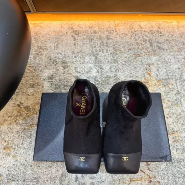 샤넬 스웨이드 배색 스퀘어토 앵클 부츠