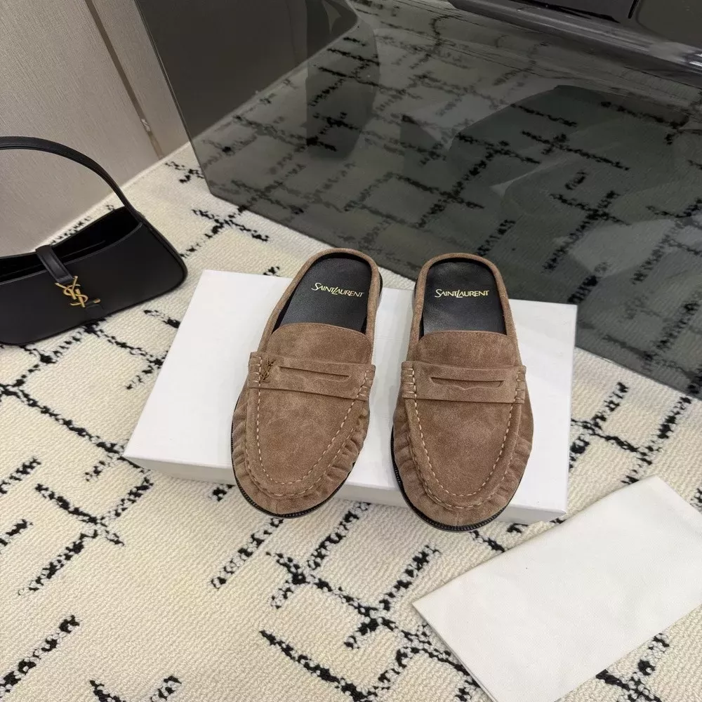 입생로랑 스몰 로고 주름 디테일 로퍼 뮬