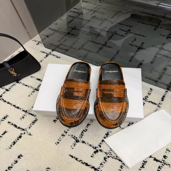 입생로랑 주름 디테일 아몬드토 로퍼 뮬