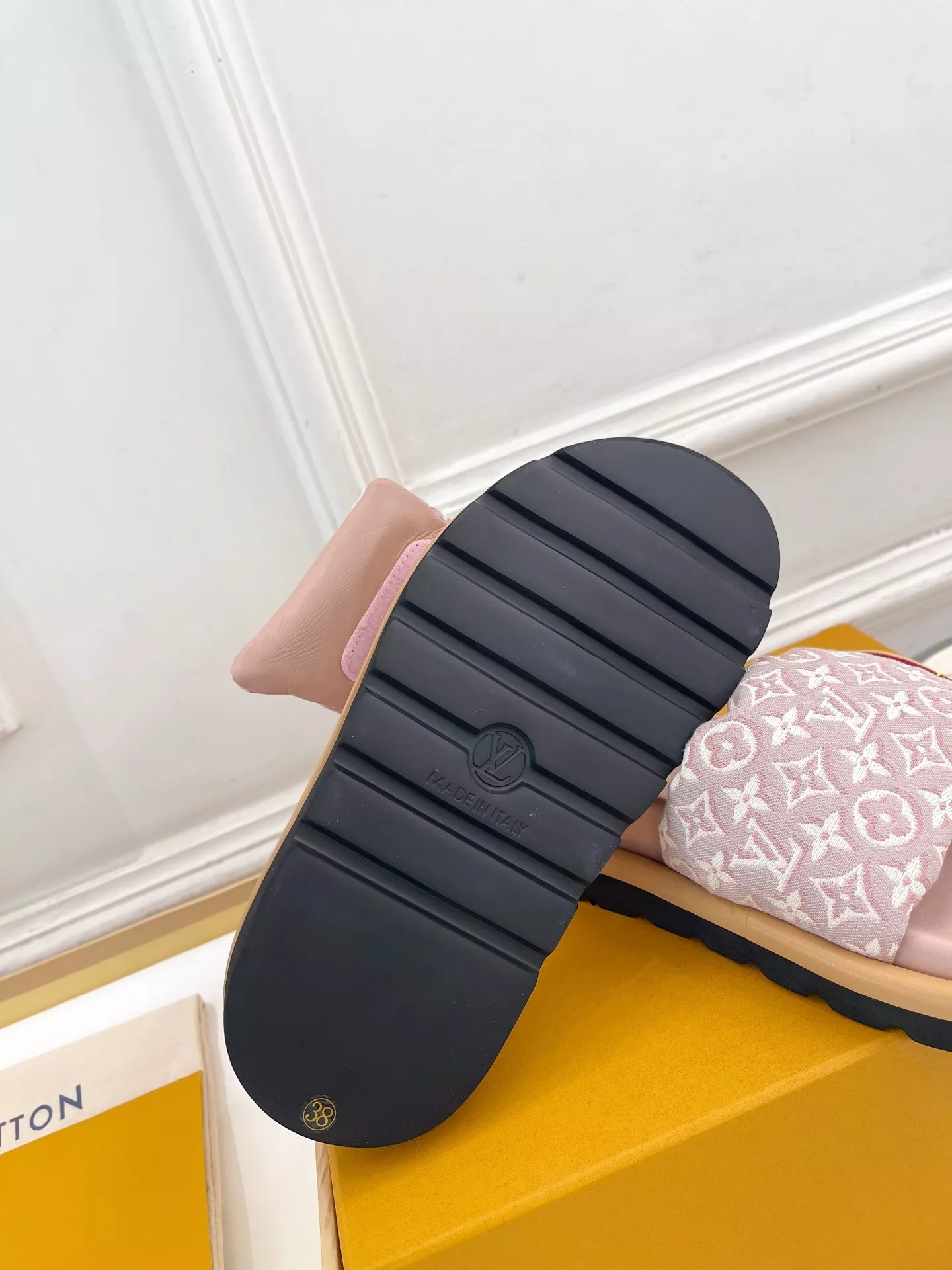 루이비통 자카드 패딩 벨크로 오픈토 슬리퍼 상세 이미지 9