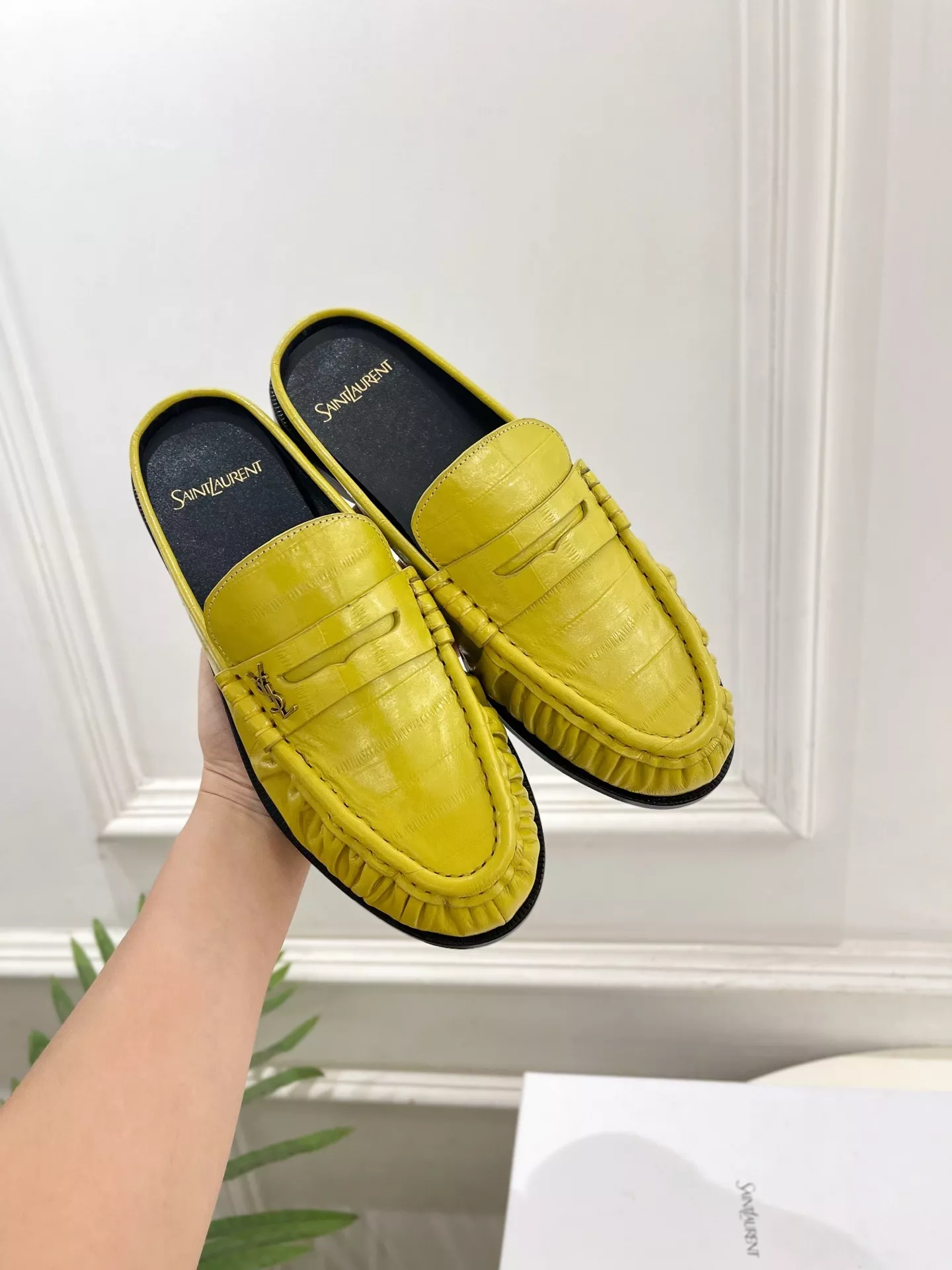 입생로랑 플리츠 디테일 램스킨 로퍼 뮬 상세 이미지 4