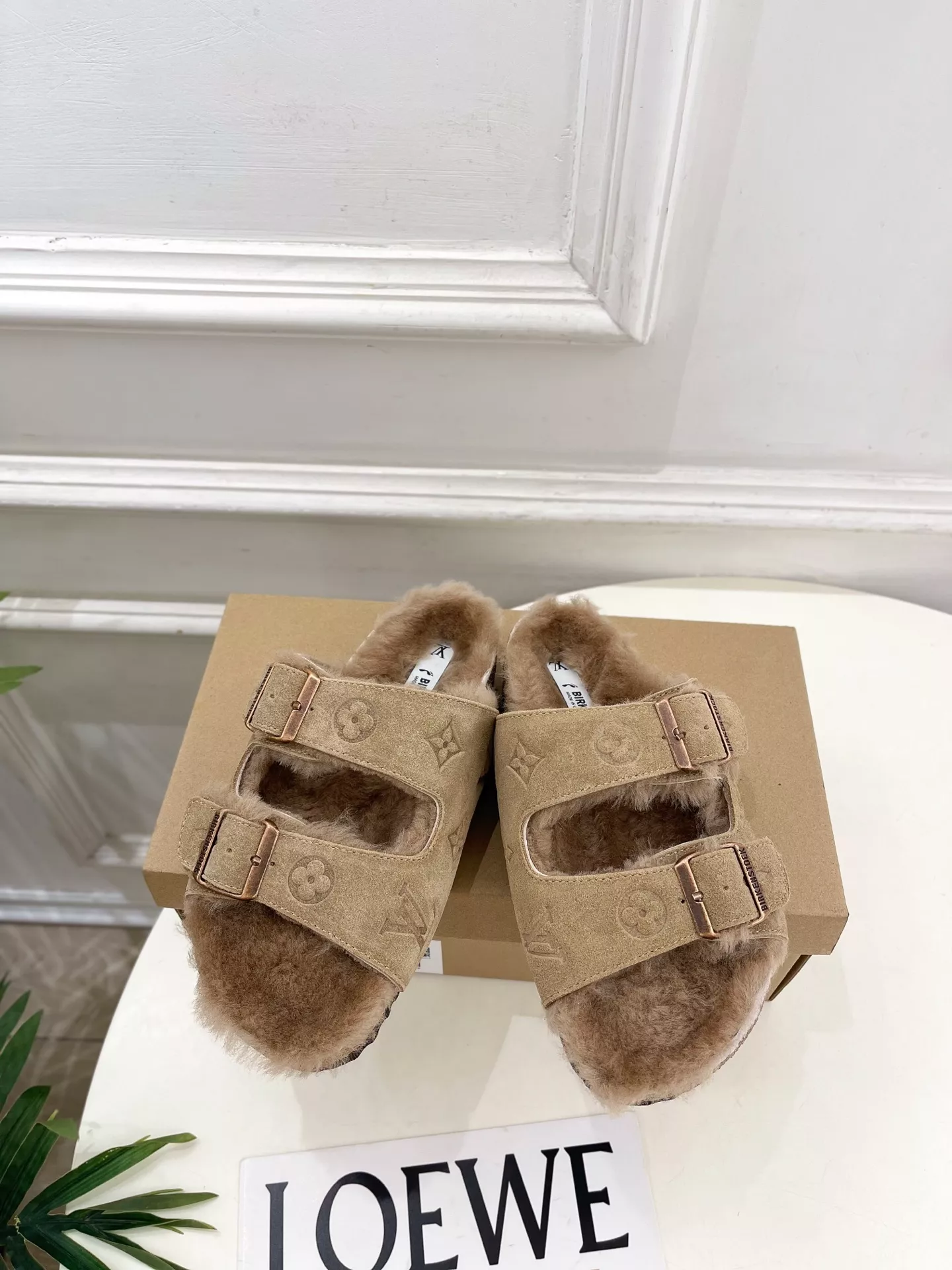 루이비통 보스턴 더블 버클 퍼 슬리퍼 상세 이미지 1