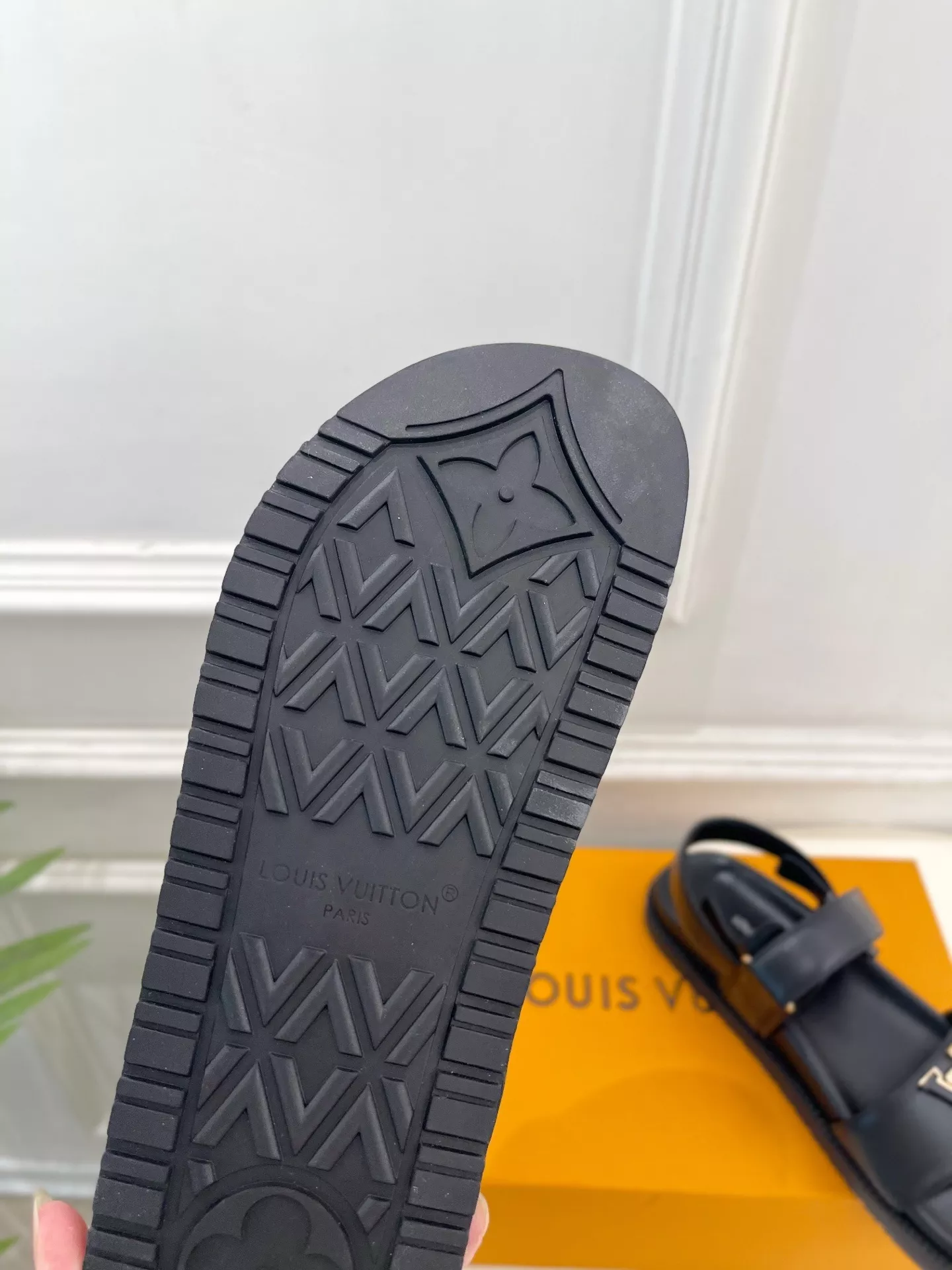 루이비통 마레 LV 버클 벨크로 플랫 샌들 상세 이미지 9