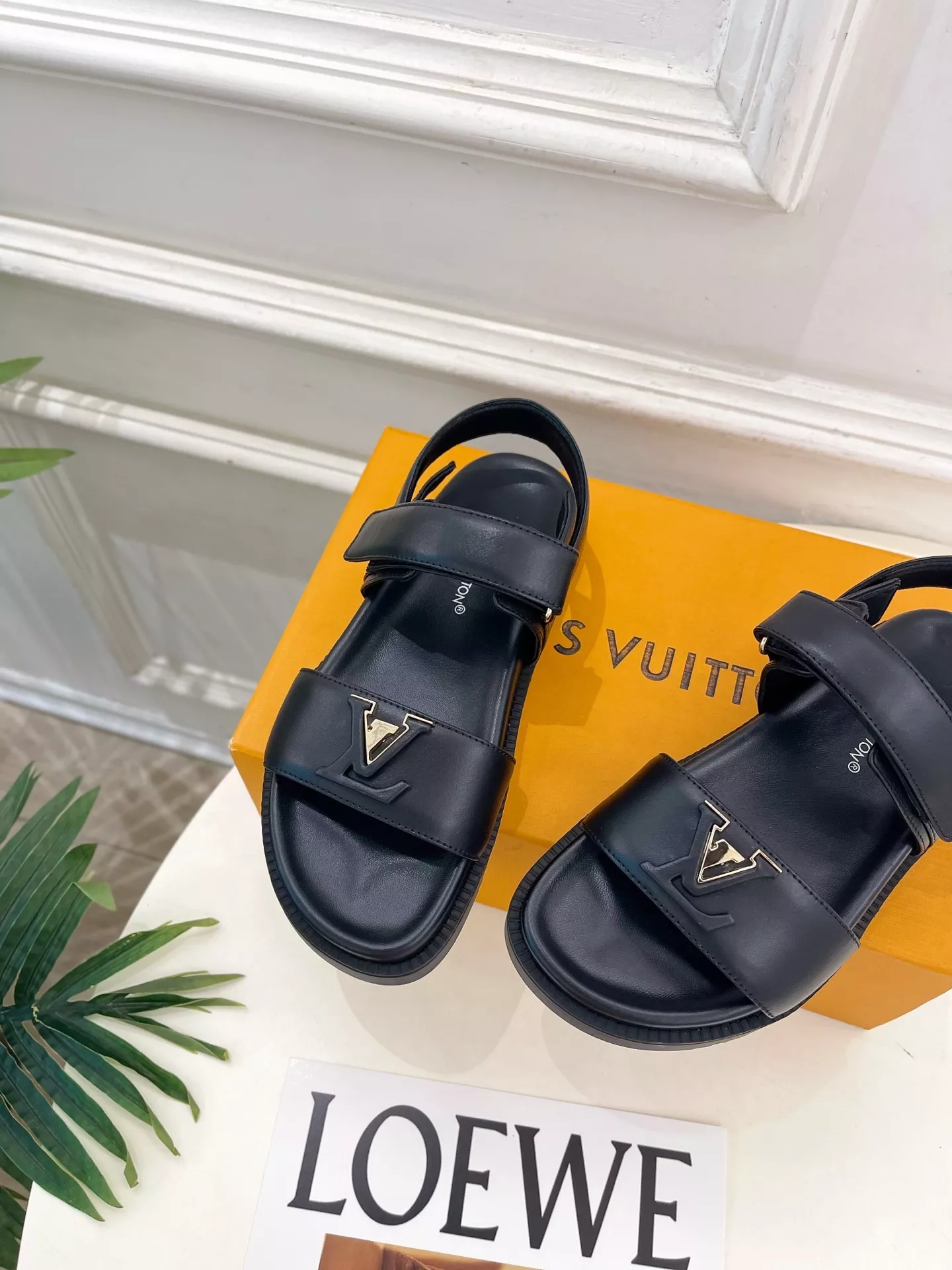 루이비통 마레 LV 버클 벨크로 플랫 샌들 상세 이미지 5