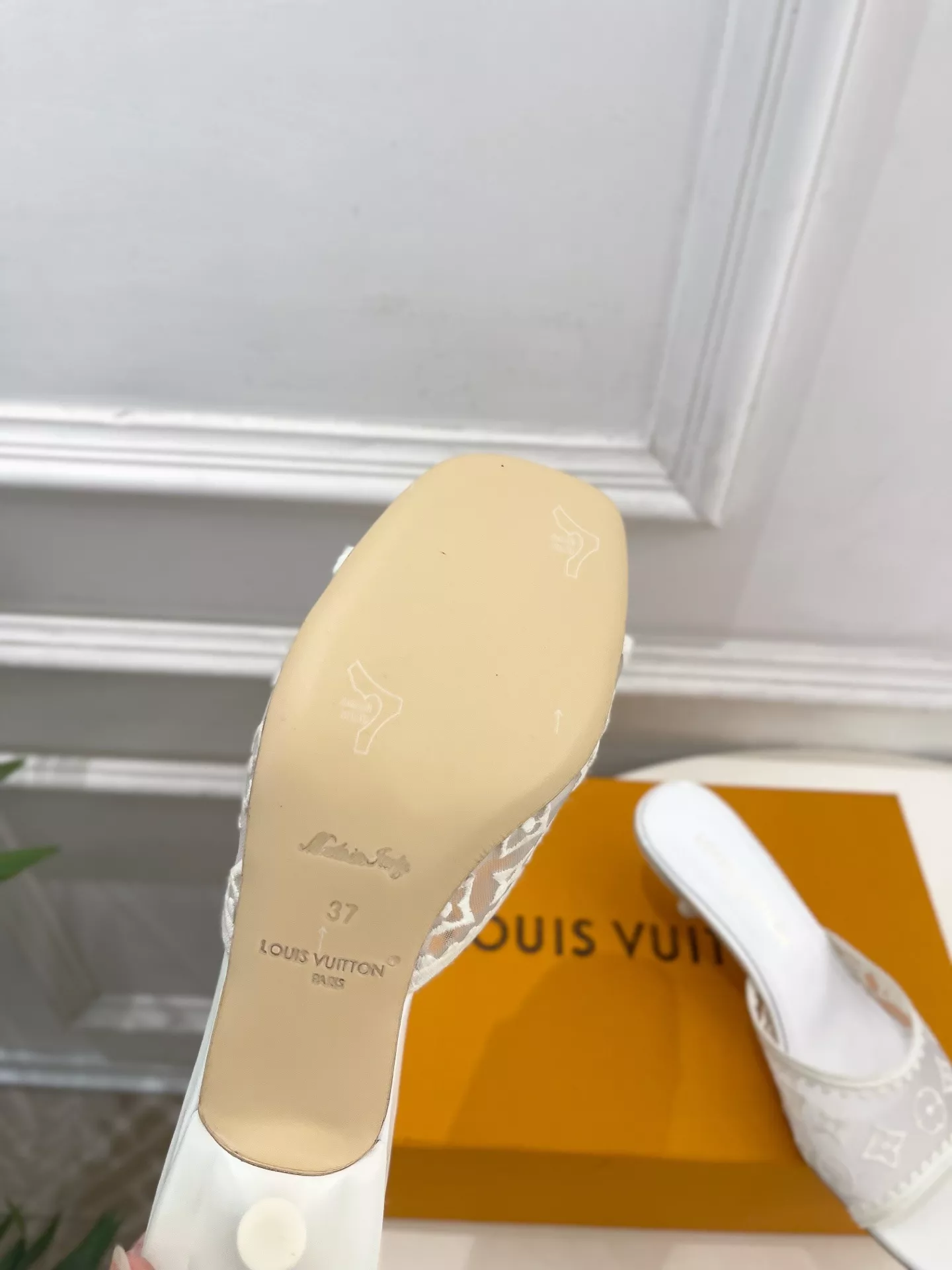 루이비통 모노그램 자수 메쉬 스퀘어토 캣힐 샌들 상세 이미지 9