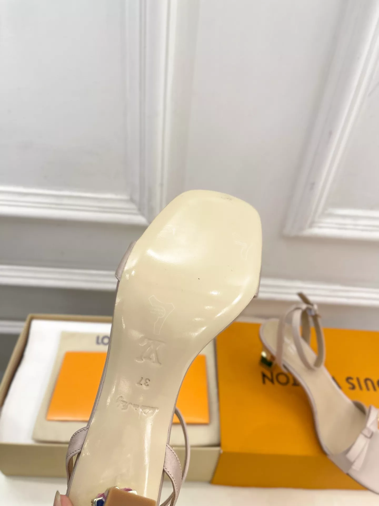 루이비통 큐브 메탈 블록 미들힐 샌들 상세 이미지 9