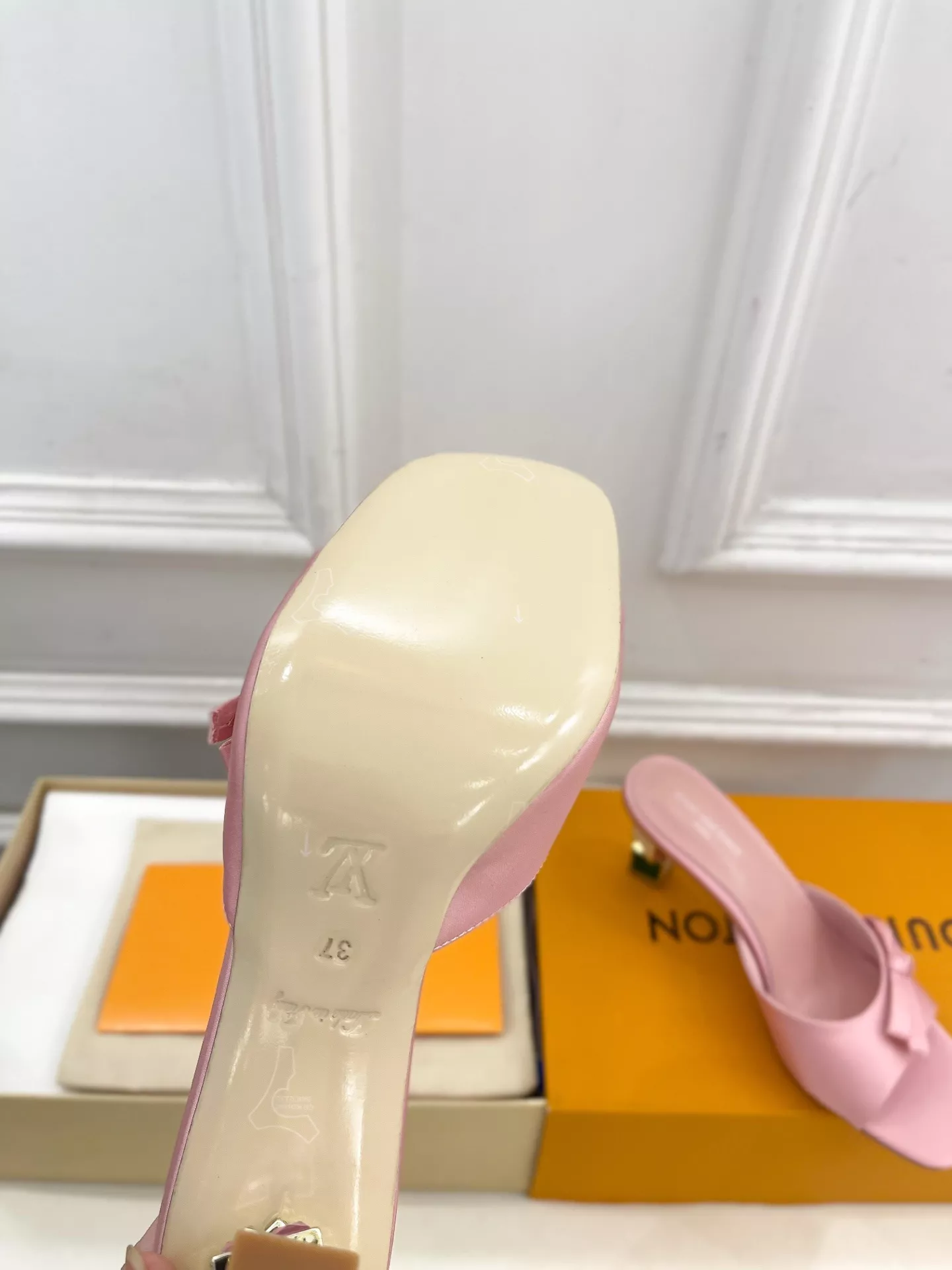 루이비통 큐브 메탈 힐 실크 오픈토 슬리퍼 상세 이미지 9