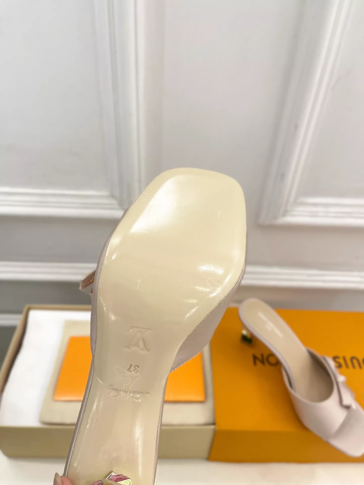 루이비통 큐브 금속 블록 미드힐 실크 슬리퍼 상세 이미지 9