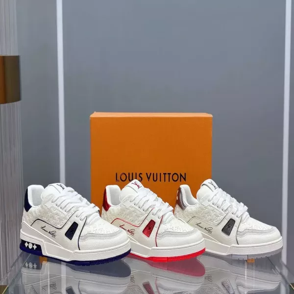 루이비통 트레이너 모노그램 엠보 로우탑 운동화