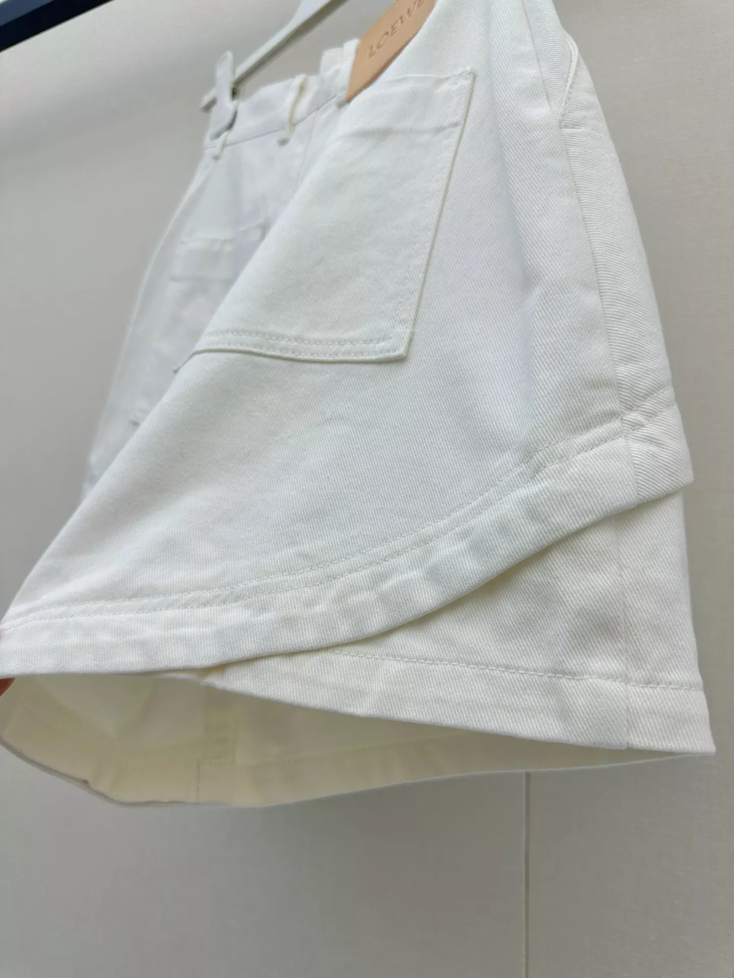 로에베 비대칭 절개 디테일 화이트 하프 팬츠 상세 이미지 6