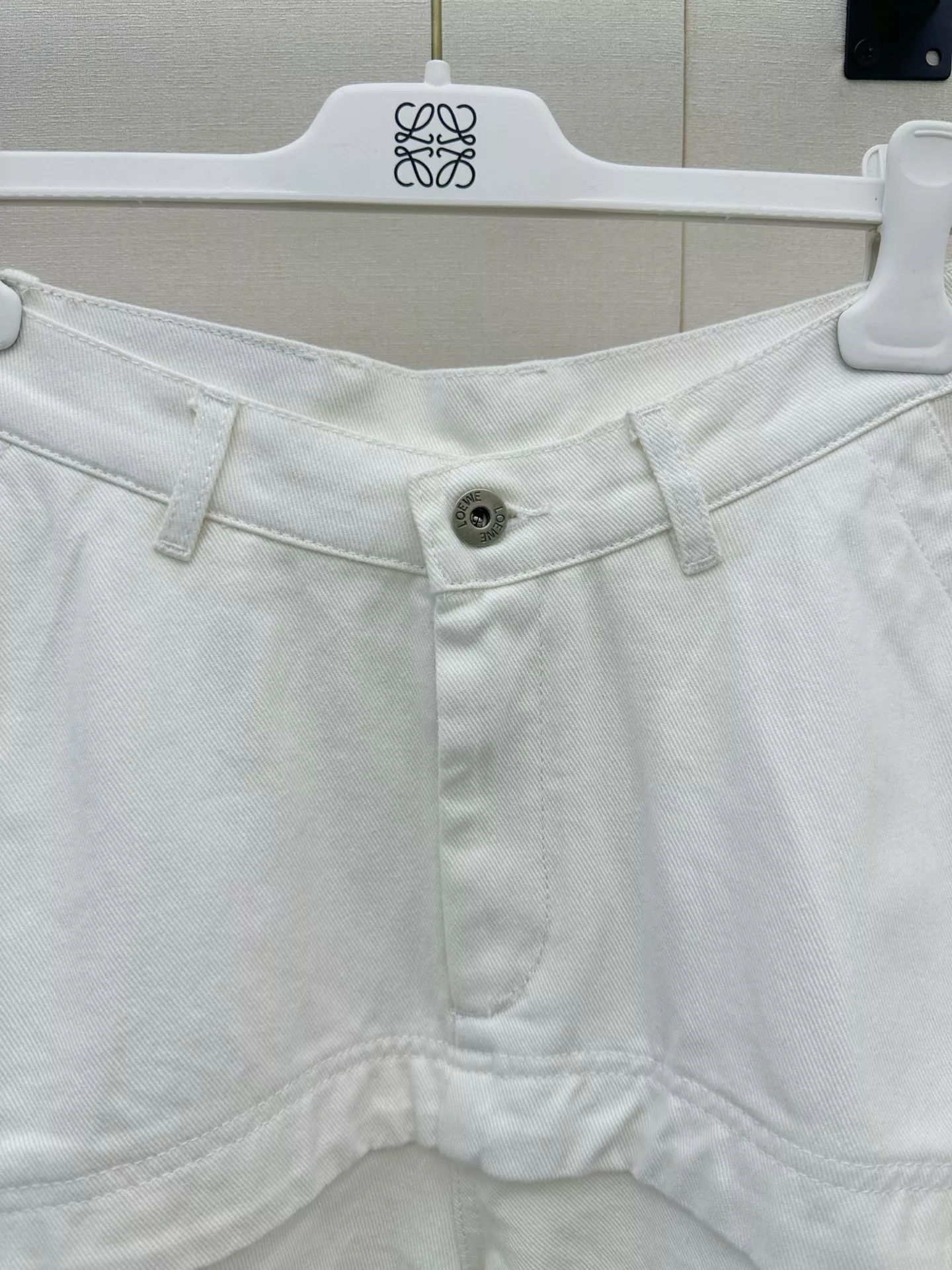 로에베 비대칭 절개 디테일 화이트 하프 팬츠 상세 이미지 5