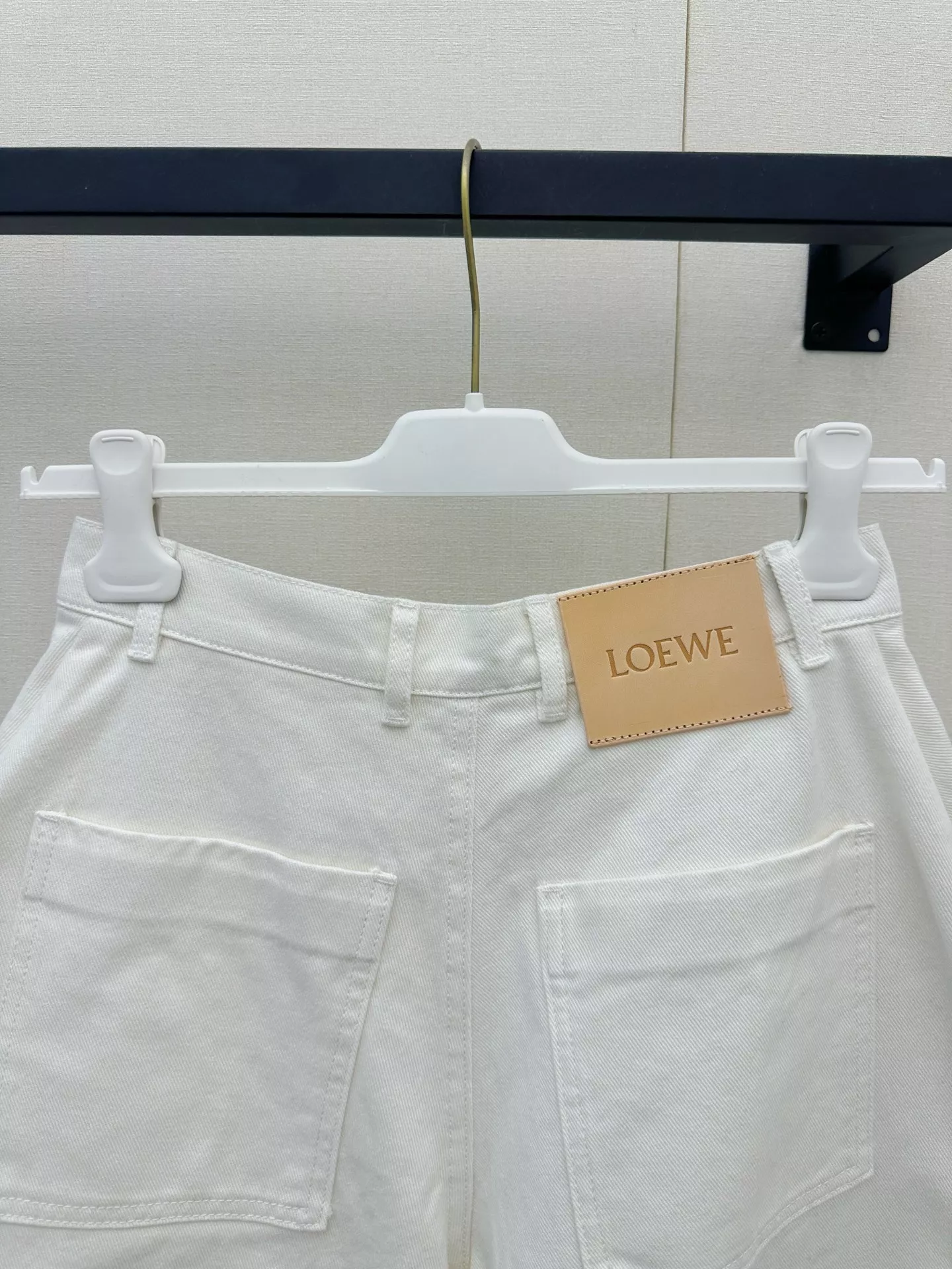 로에베 비대칭 절개 디테일 화이트 하프 팬츠 상세 이미지 8