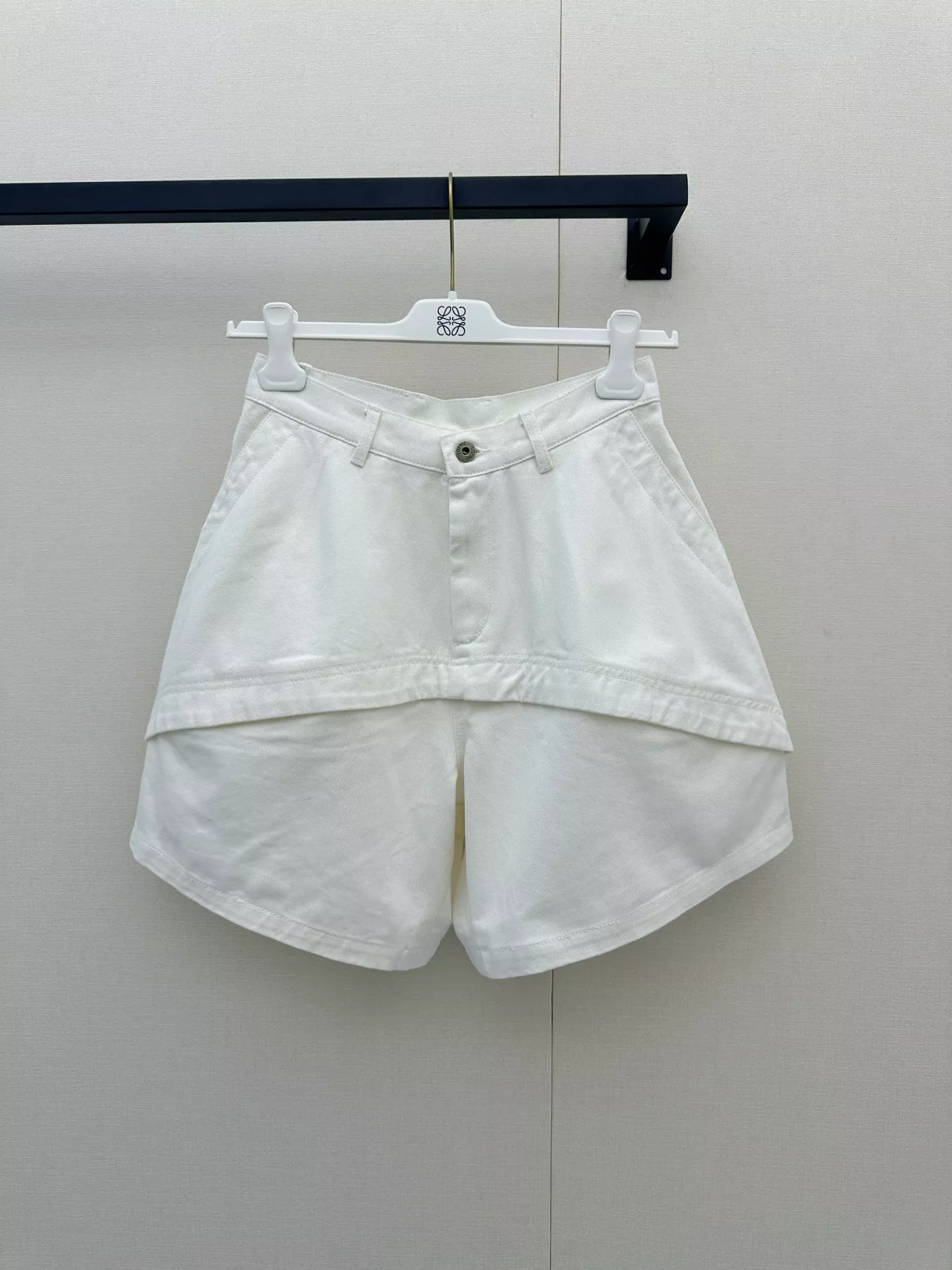 로에베 비대칭 절개 디테일 화이트 하프 팬츠 상세 이미지 1