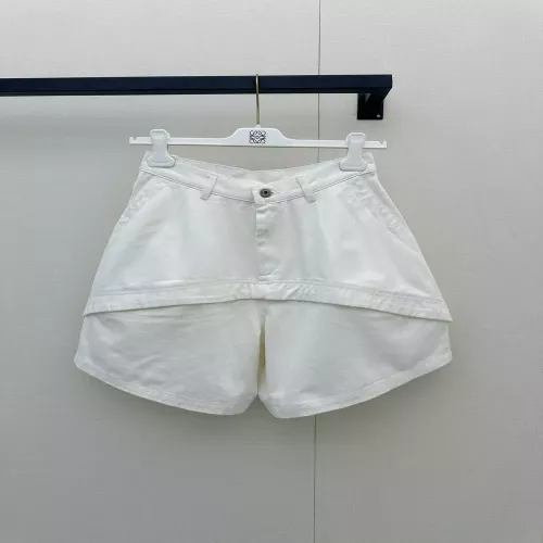 로에베 비대칭 절개 디테일 화이트 하프 팬츠