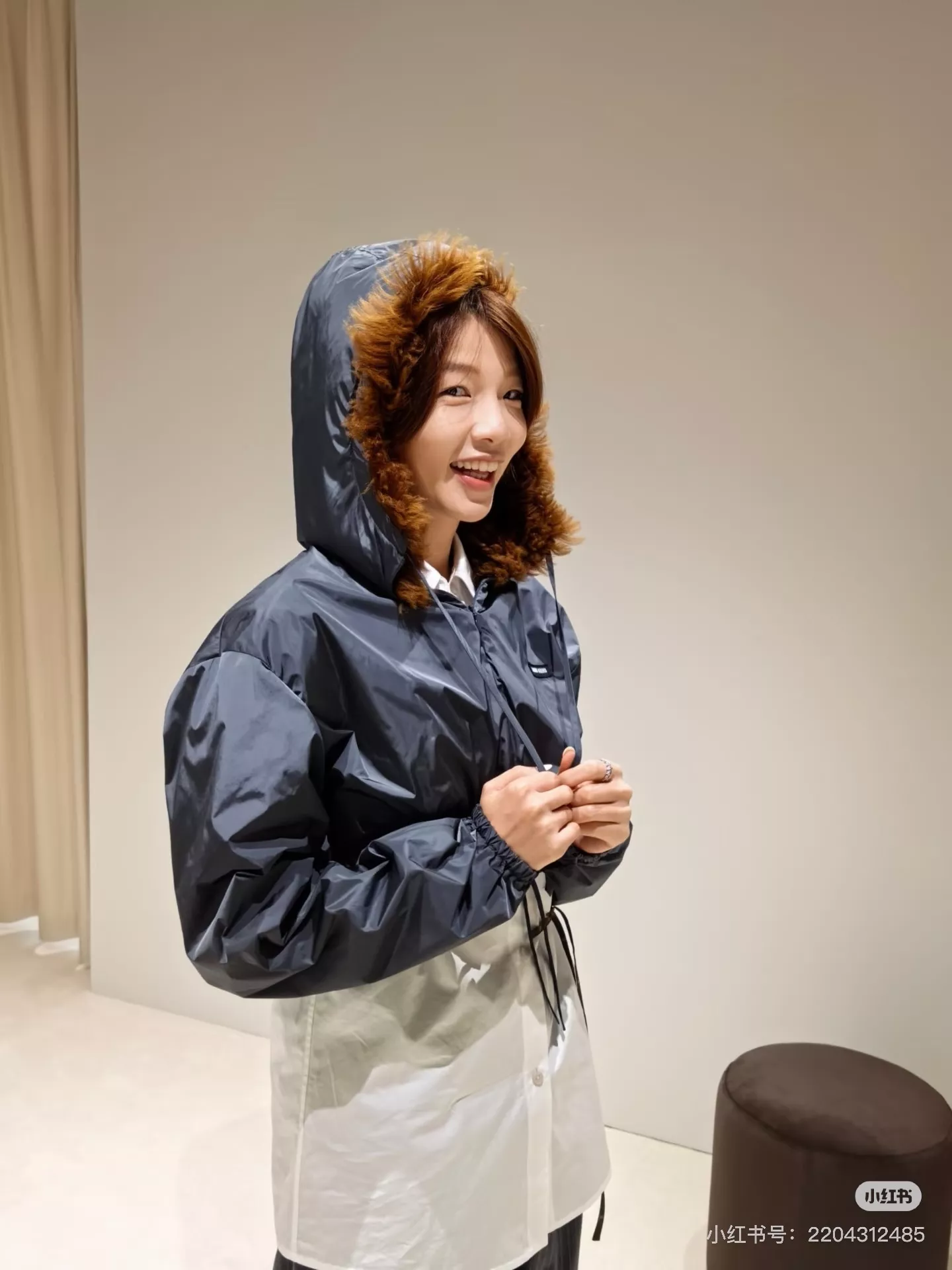 미우미우 드로스트링 크롭 후드 나일론 재킷 상세 이미지 16