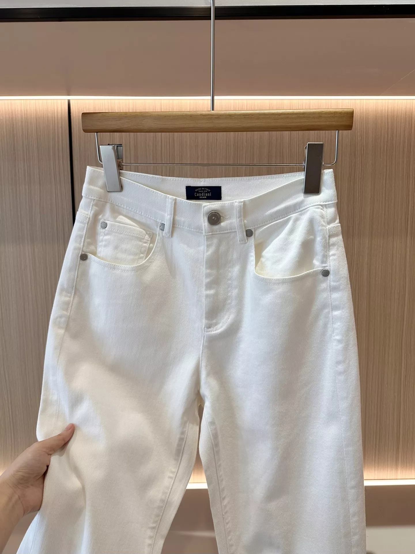 브루넬로쿠치넬리 심플 크롭 스트레이트 화이트 데님 팬츠 상세 이미지 4