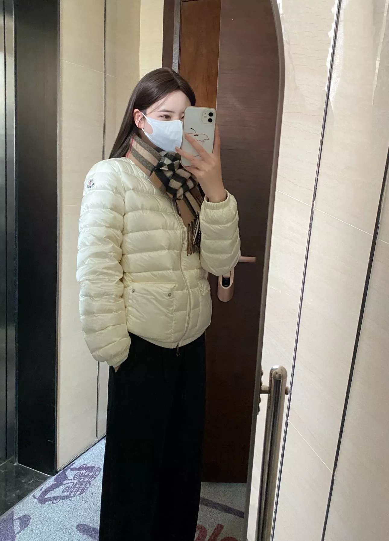 몽클레어 경량 라운드넥 퀼팅 쇼트 패딩 상세 이미지 109